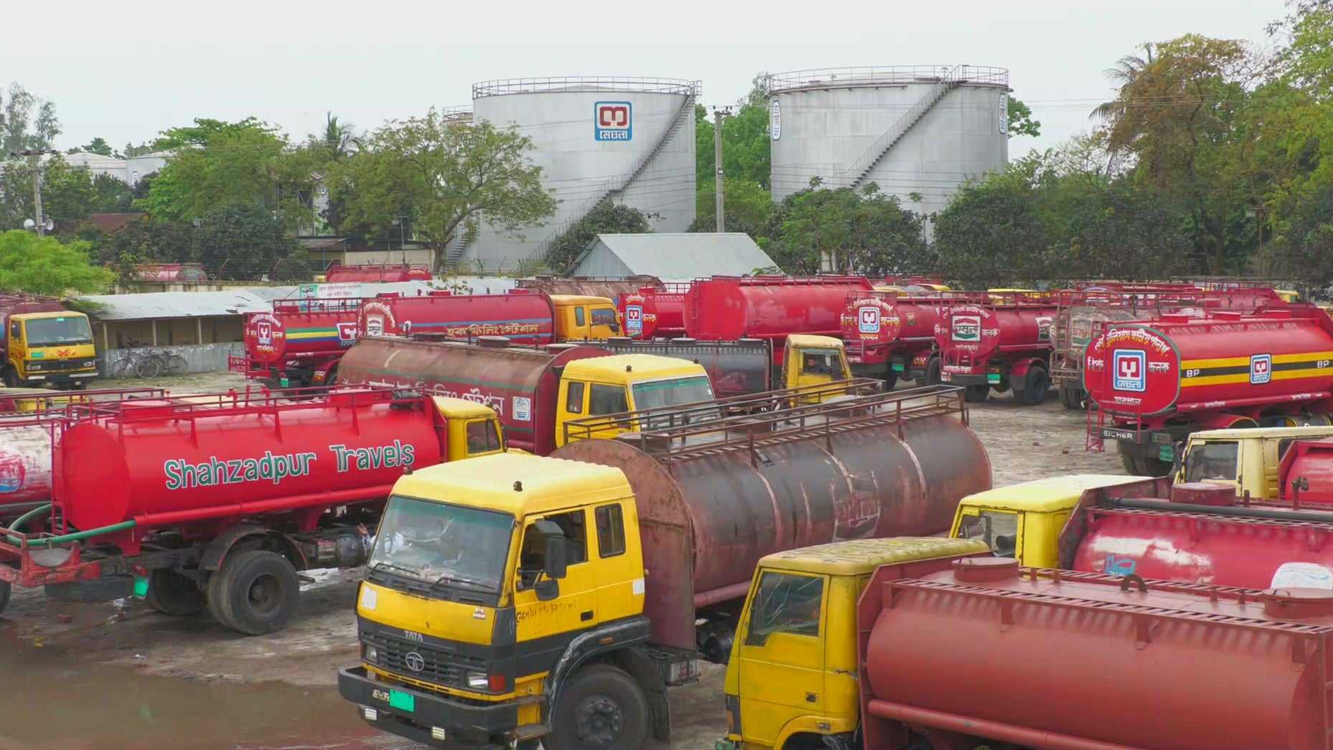 রংপুরে ট্যাংকলরি শ্রমিকদের কর্মবিরতি, একাত্মতা ঘোষণা পাম্প মালিক সমিতির