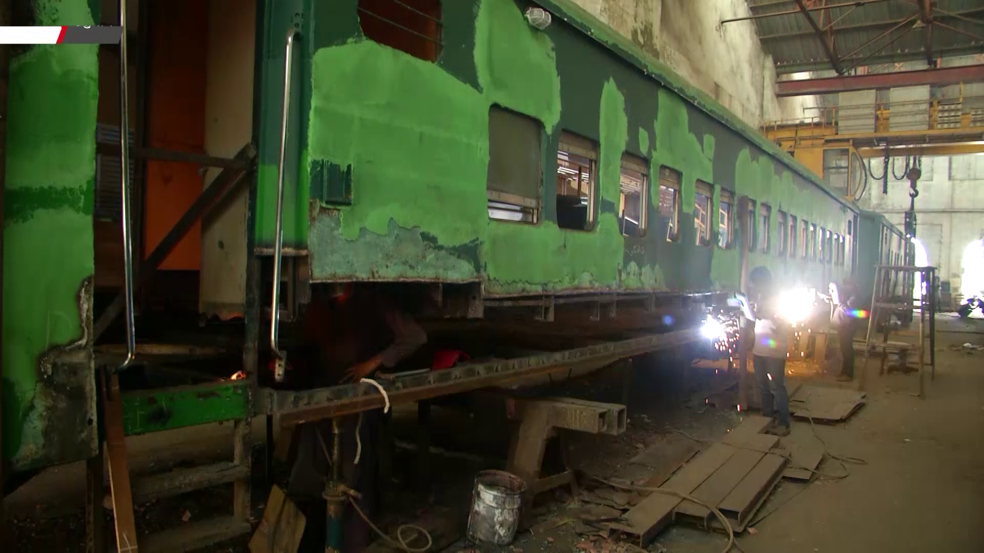 ঈদযাত্রার প্রস্তুতি: রেলের বগি মেরামতে কর্মব্যস্ততা পাহাড়তলী ওয়ার্কশপে