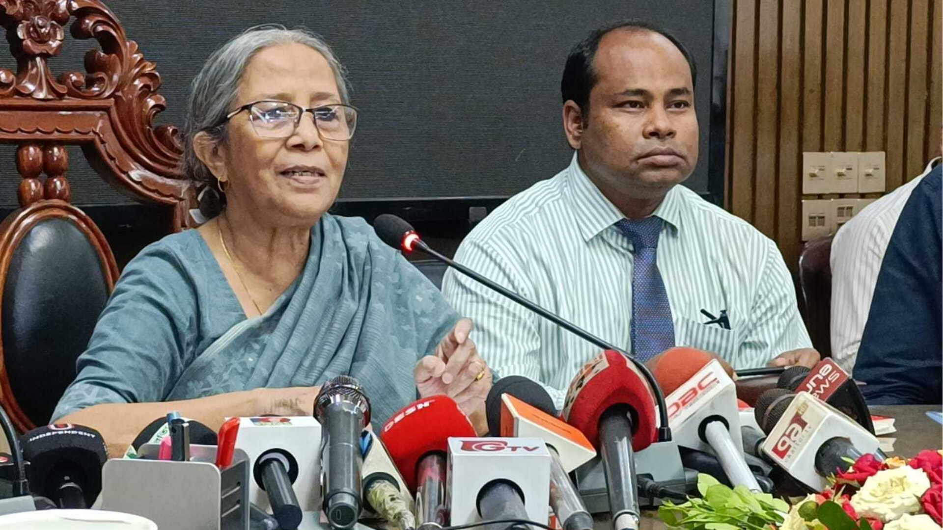 কুড়িগ্রাম জেলা প্রশাসক কার্যালয়ের সম্মেলন কক্ষে এক মত বিনিময় সভায় মৎস্য ও প্রাণিসম্পদ মন্ত্রণালয়ের উপদেষ্টা ফরিদা আখতার। ছবি: সময় সংবাদ