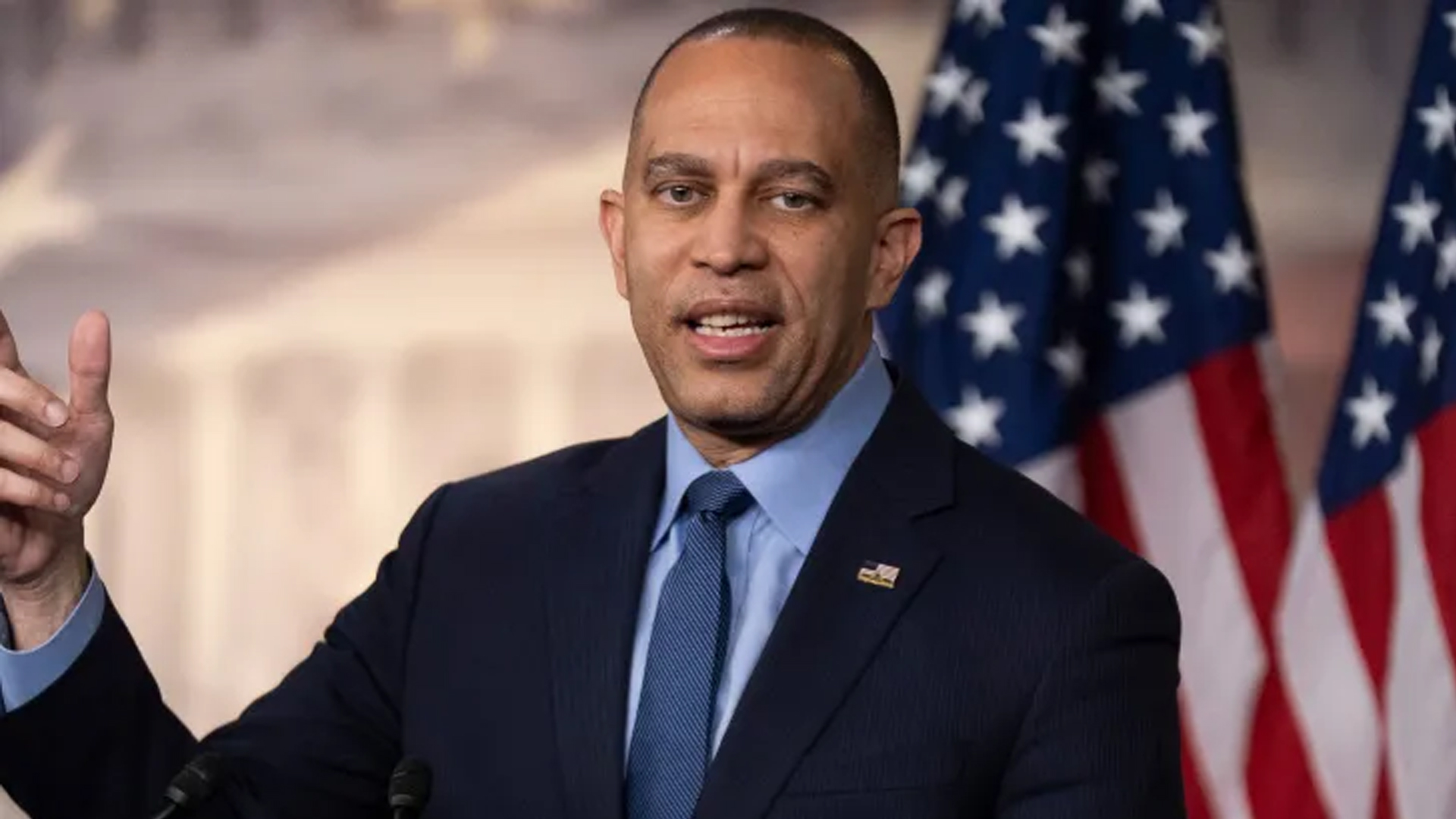 ইরান যুদ্ধ শুরু করায় ট্রাম্পের তীব্র সমালোচনা শীর্ষ ডেমোক্র্যাট নেতার