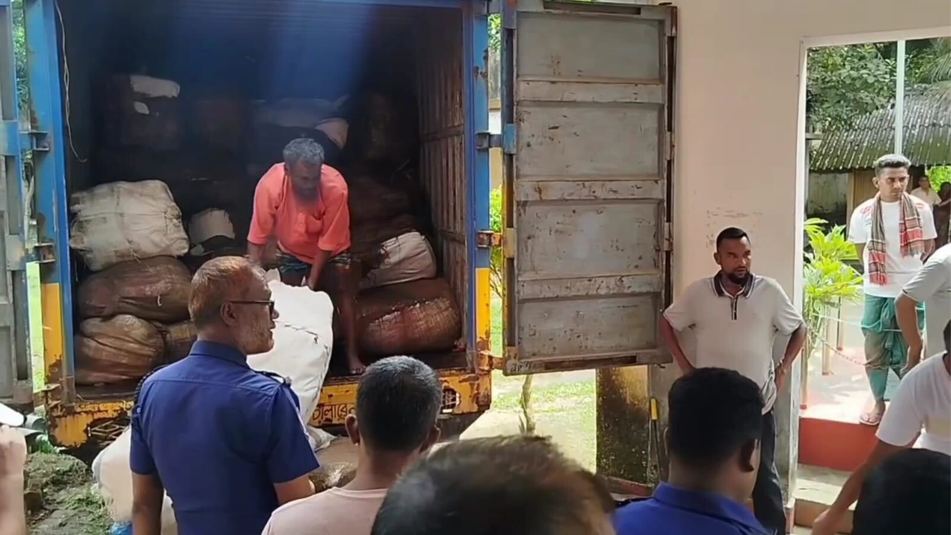 নেত্রকোনায় কোটি টাকার ভারতীয় পণ্য জব্দ