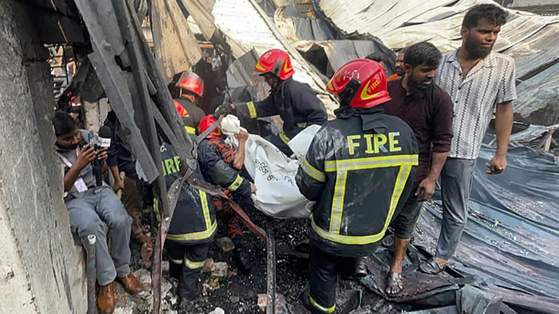 রাজধানীতে গ্যাস লাইটার কারখানায় আগুনে নিহত বেড়ে ৬