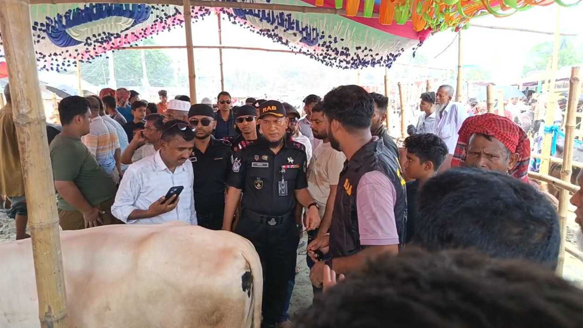 মাদারীপুরে কোরবানির পশুর হাটে র‍্যাবের তৎপরতা, নিরাপত্তা জোরদার