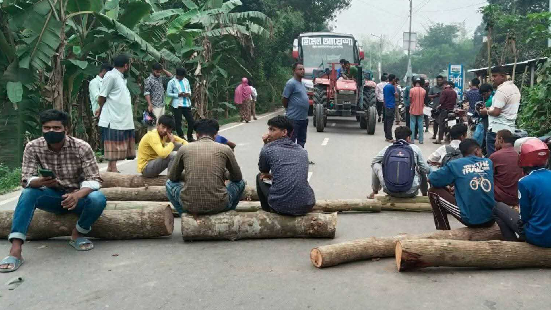 তেল না পেয়ে আঞ্চলিক মহাসড়ক অবরোধ করলেন মোটরসাইকেল চালকরা