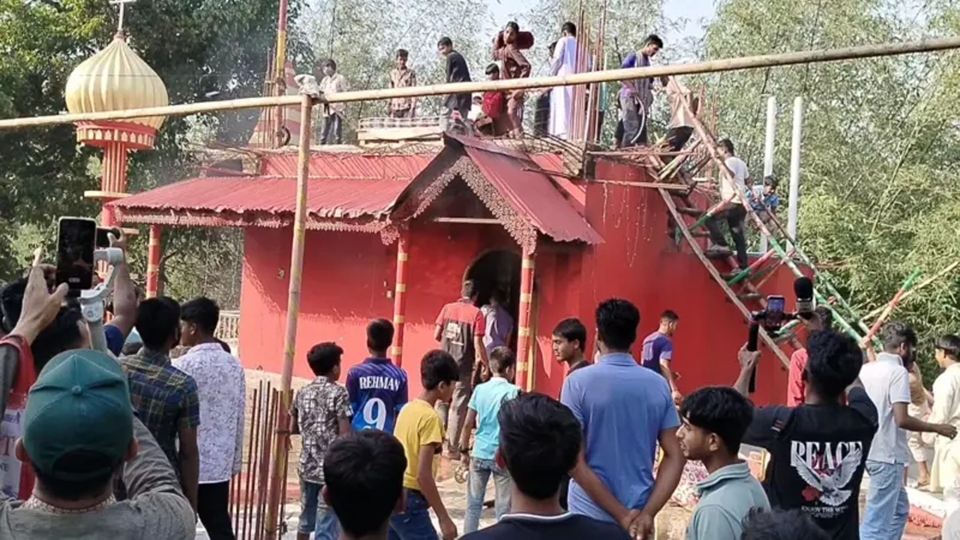 ‘পীর’ হত্যা মামলার আসামিরা প্রকাশ্যে-সক্রিয় ফেসবুকে, গ্রেফতার নেই