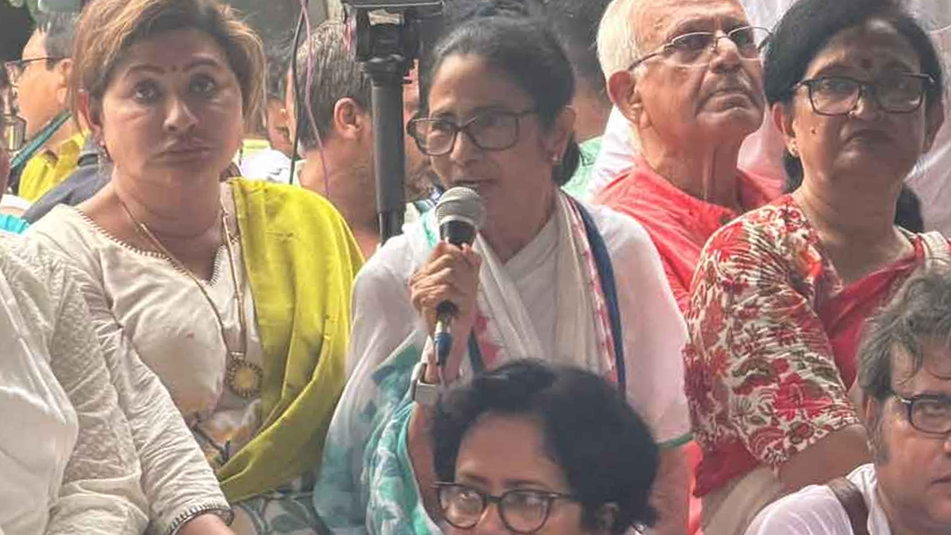 ‘হাদি হত্যার’ ঘটনা ইঙ্গিত করে মমতার বিস্ফোরক মন্তব্য