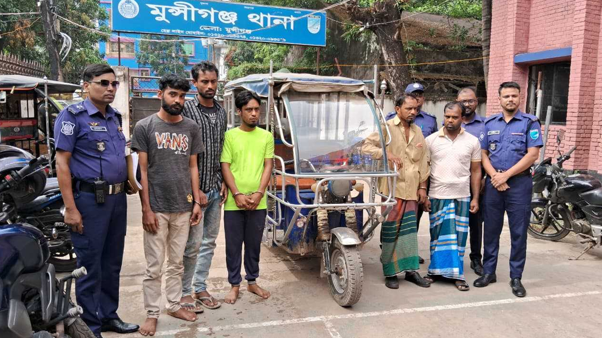 মুন্সীগঞ্জ চালককে হত্যার পর অটোরিকশা ছিনতাইয়ের ঘটনায় গ্রেফতার ৫
