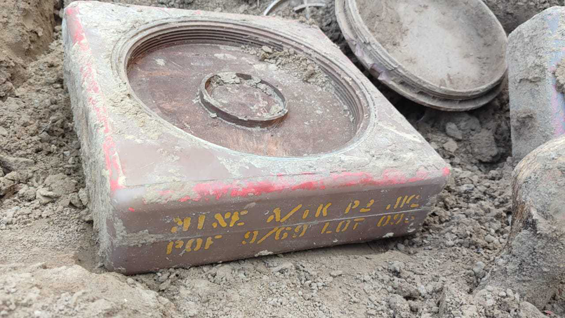 কৃষি জমিতে নালা খুঁড়তে গিয়ে বেড়িয়ে এলো ৭টি ল্যান্ডমাইন সদৃশ বস্তু