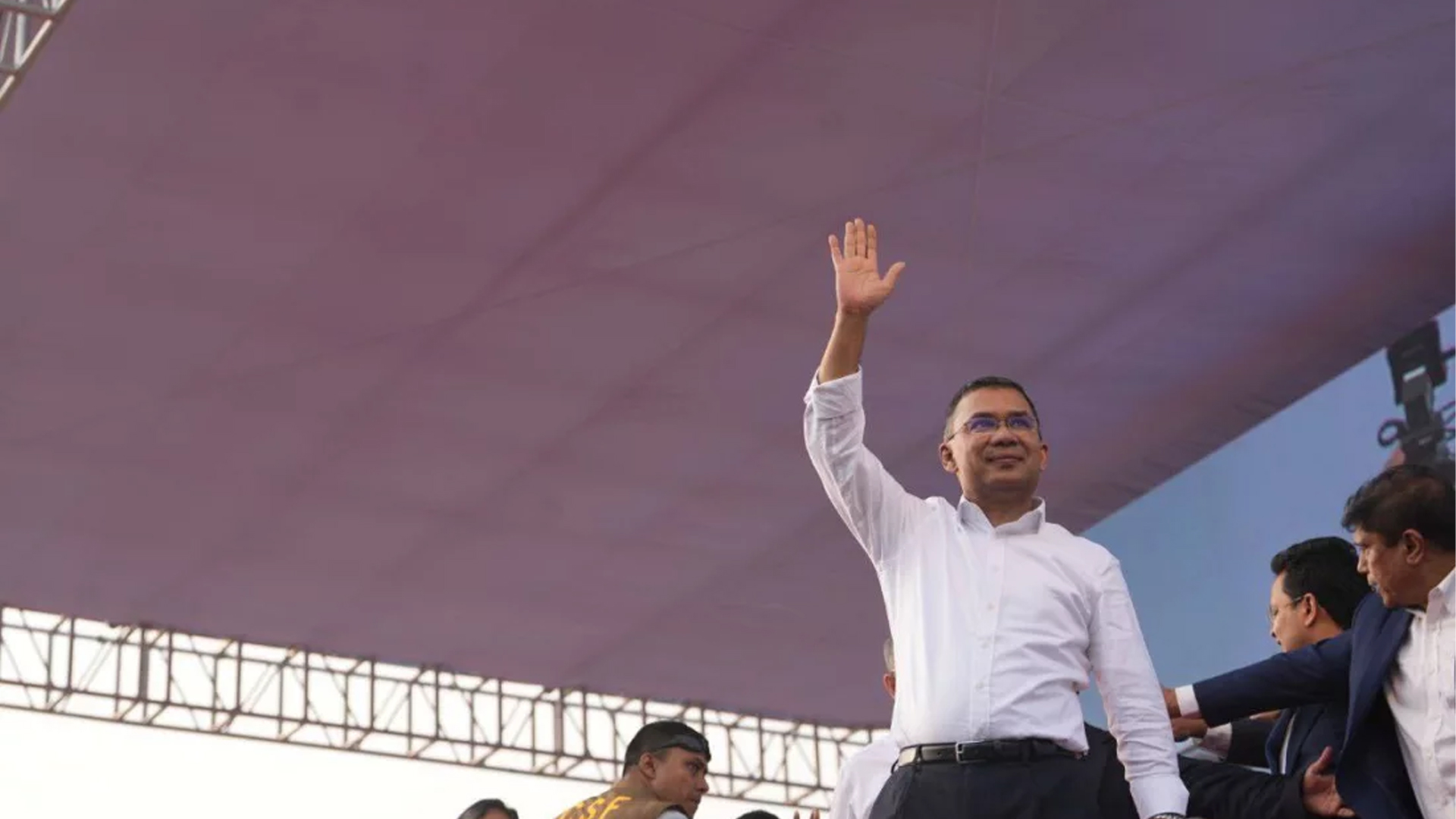 গণসংবর্ধানামঞ্চে নেতাকর্মীদের উদ্দেশে হাত নাড়ছেন তারেক রহমান। 