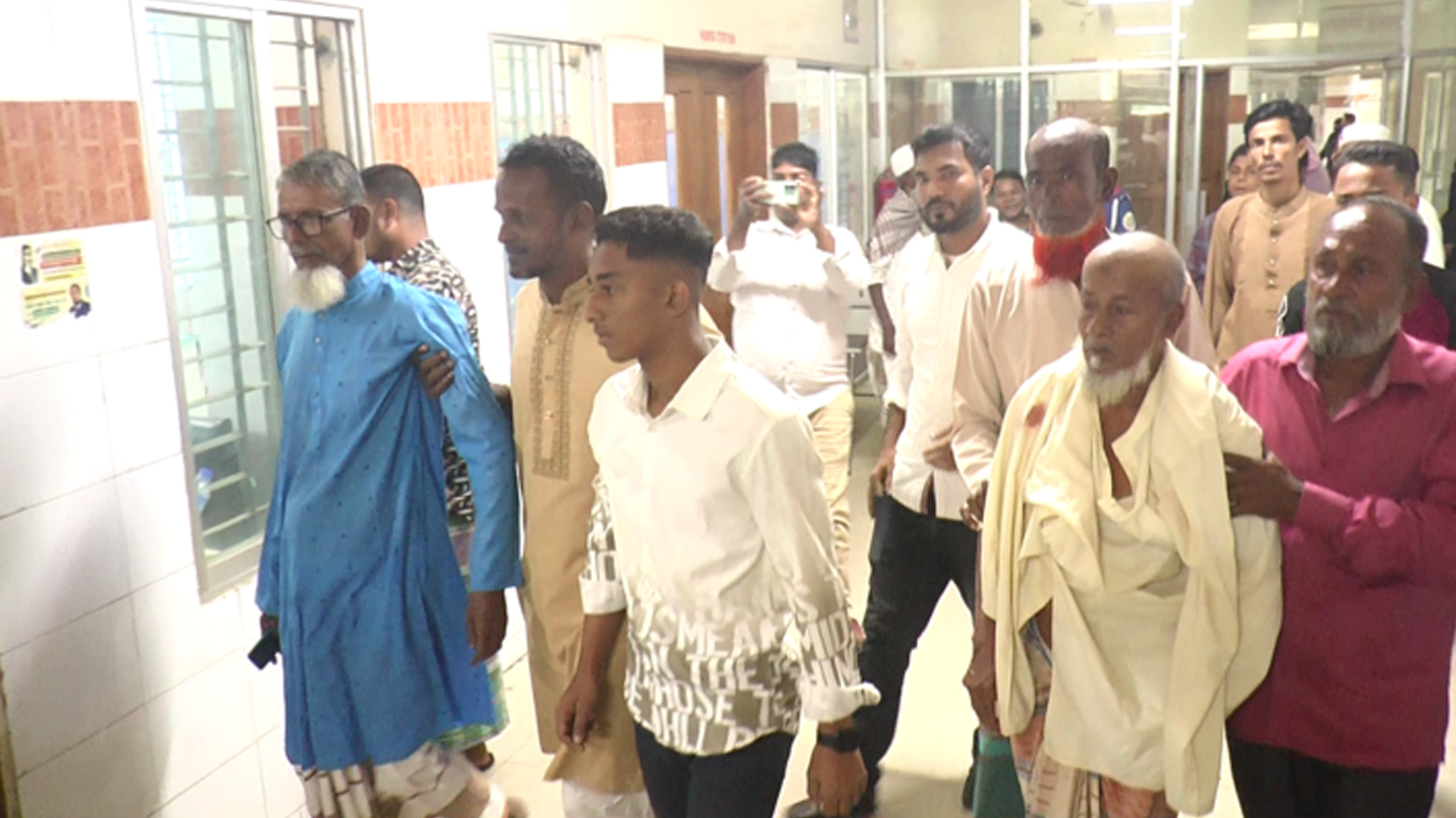 অবৈধ বালু উত্তোলনে বাঁধা দেয়ায় এলাকাবাসীর ওপর গুলি!