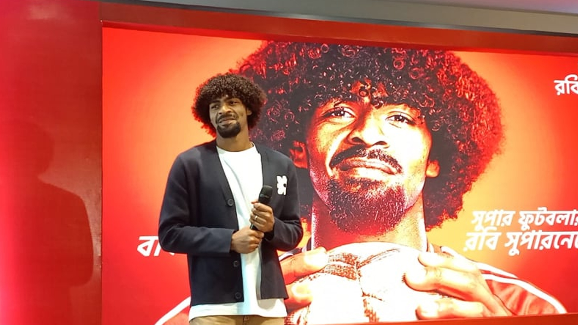 বাংলাদেশের প্রতি সন্তানদের টান নিয়ে হামজার আবেগঘন স্বীকারোক্তি