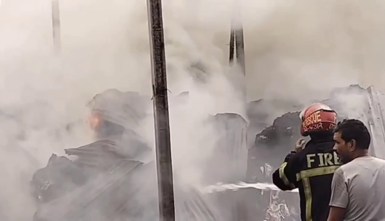 গাজীপুরে ঝুটের গোডাউনে আগুন