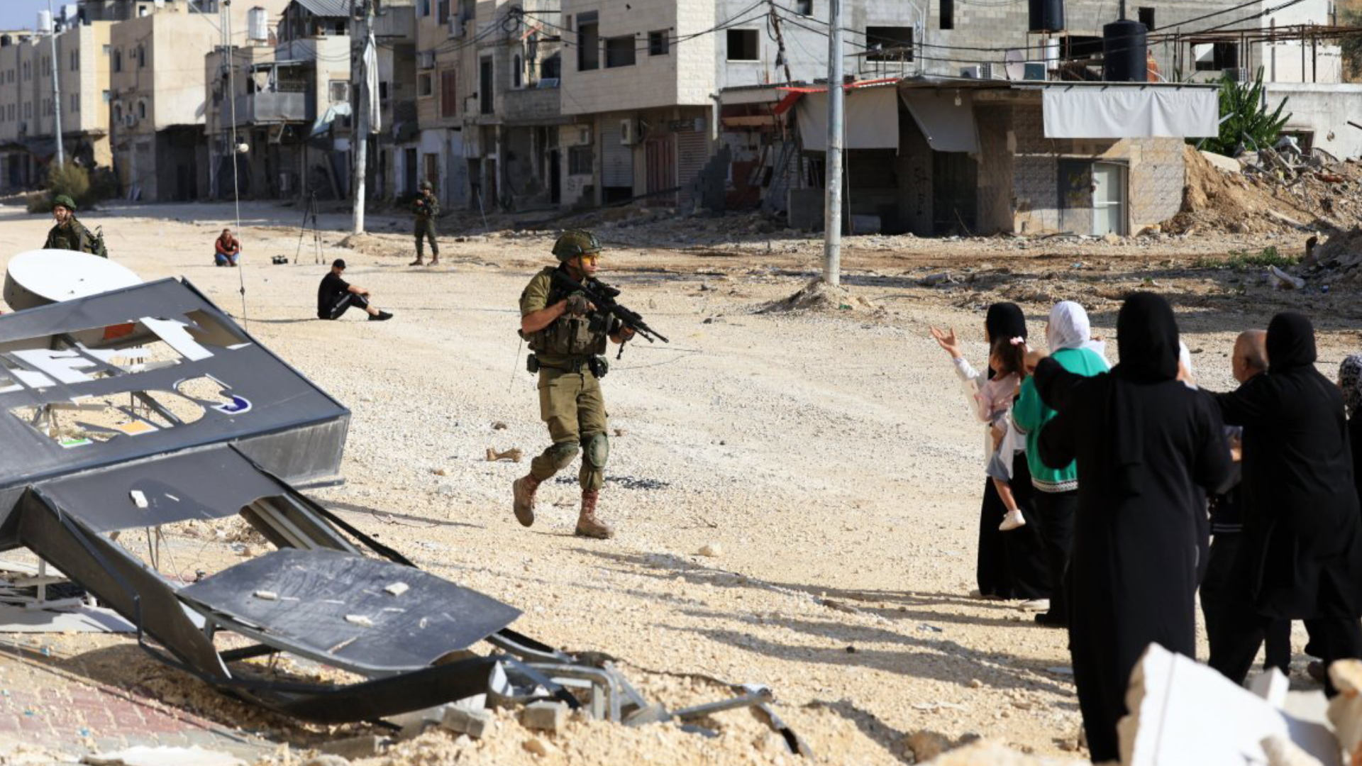 আল জাজিরার ক্যামেরাম্যানের ২ পায়ে গুলি করল ইসরাইলি সেনারা!