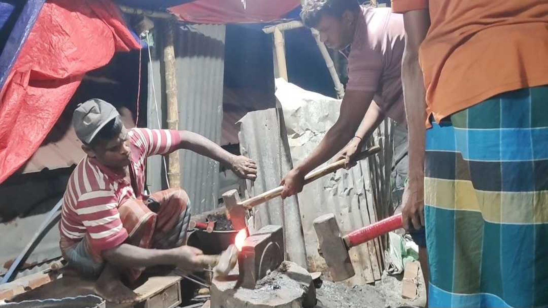 কোরবানির ঈদ ঘিরে রূপগঞ্জের কামারশালায় ব্যস্ততা