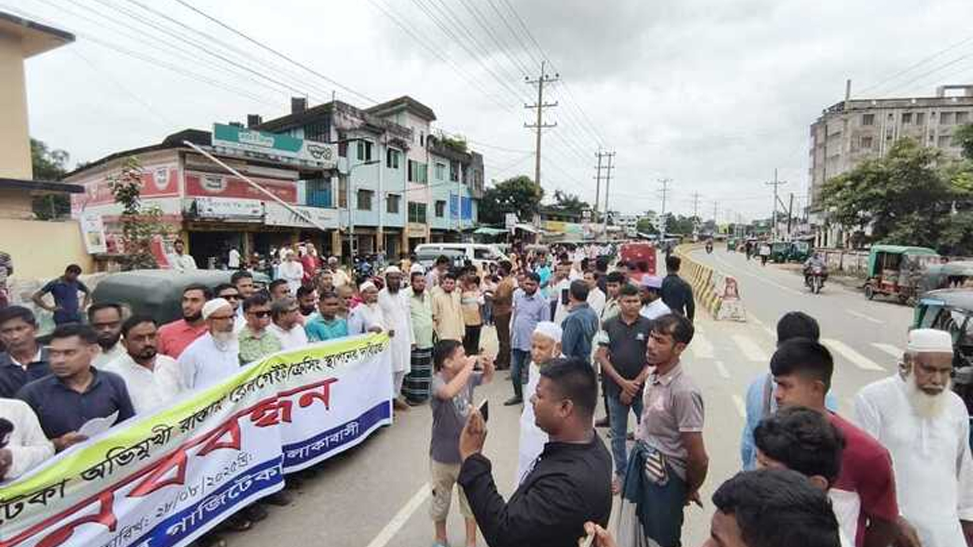 বড়লেখায় রেলগেট নির্মাণের দাবিতে এলাকাবাসীর মানববন্ধন