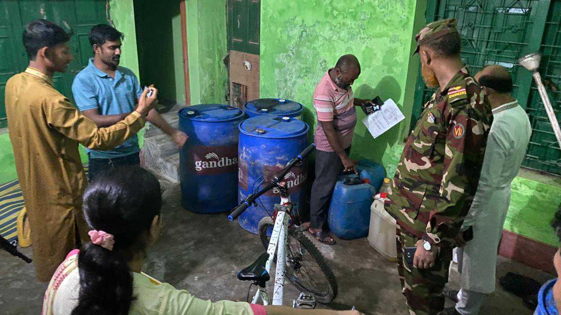 পিরোজপুরে ২০৭৬ লিটার তেল মজুতের দায়ে ব‍্যবসায়ীকে ১৪ দিনের কারাদণ্ড
