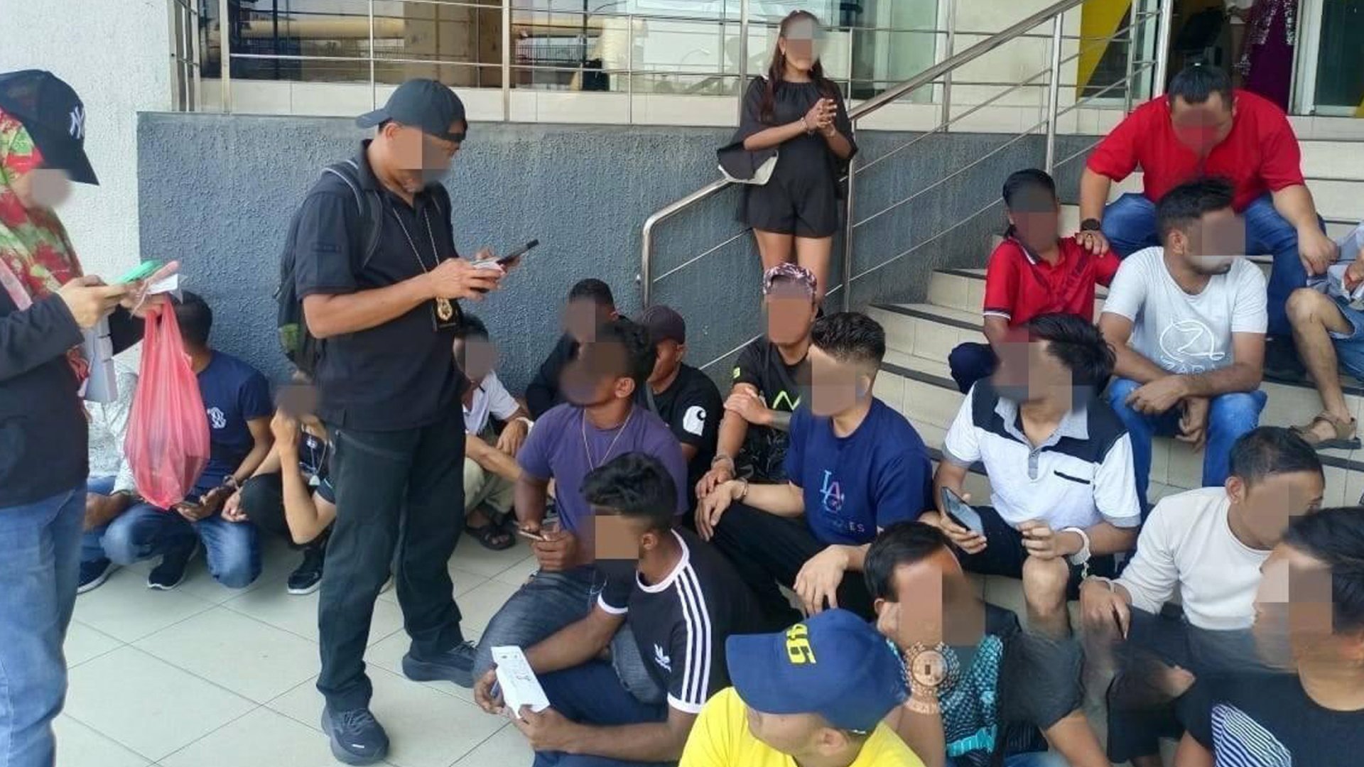 মালয়েশিয়ায় শপিং কমপ্লেক্সে অভিযান, বাংলাদেশিসহ আটক ২১