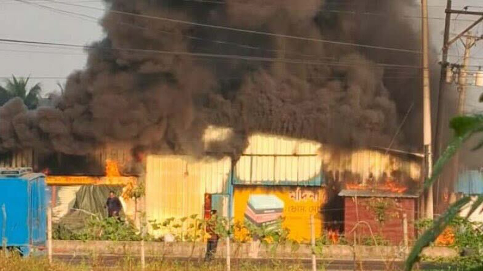 ফেনীতে ফোম কারখানায় ভয়াবহ অগ্নিকাণ্ড