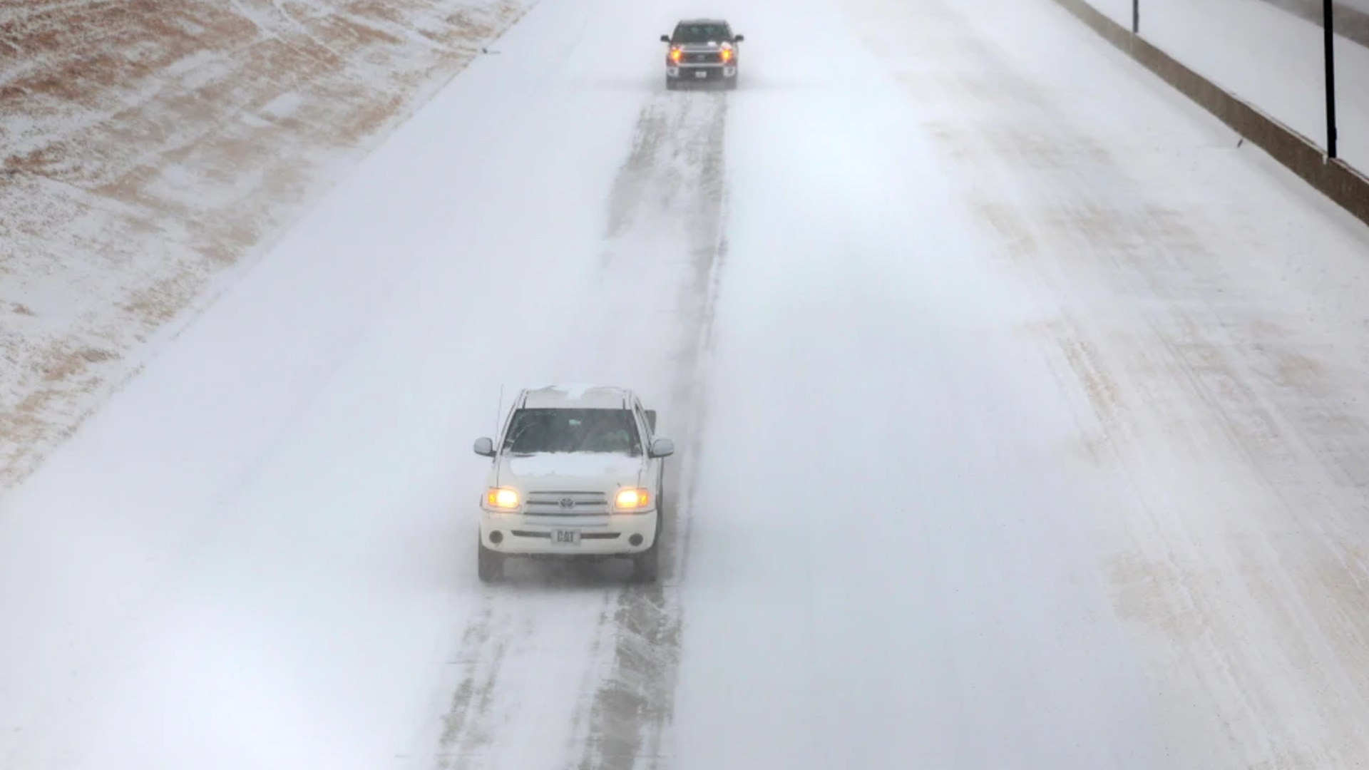 শীতকালীন ঝড়ে বিপর্যস্ত যুক্তরাষ্ট্রে ১৩ হাজার ফ্লাইট বাতিল, ১৭ অঙ্গরাজ্যে জরুরি অবস্থা