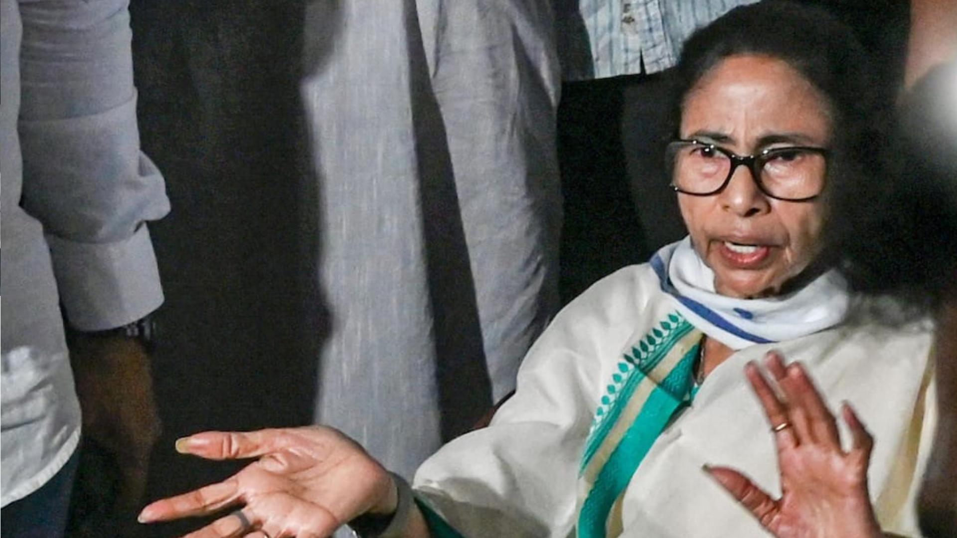বিধানসভা নির্বাচন: ইভিএমে কারচুপির আশঙ্কায় নিজেই পাহারায় বসলেন মমতা