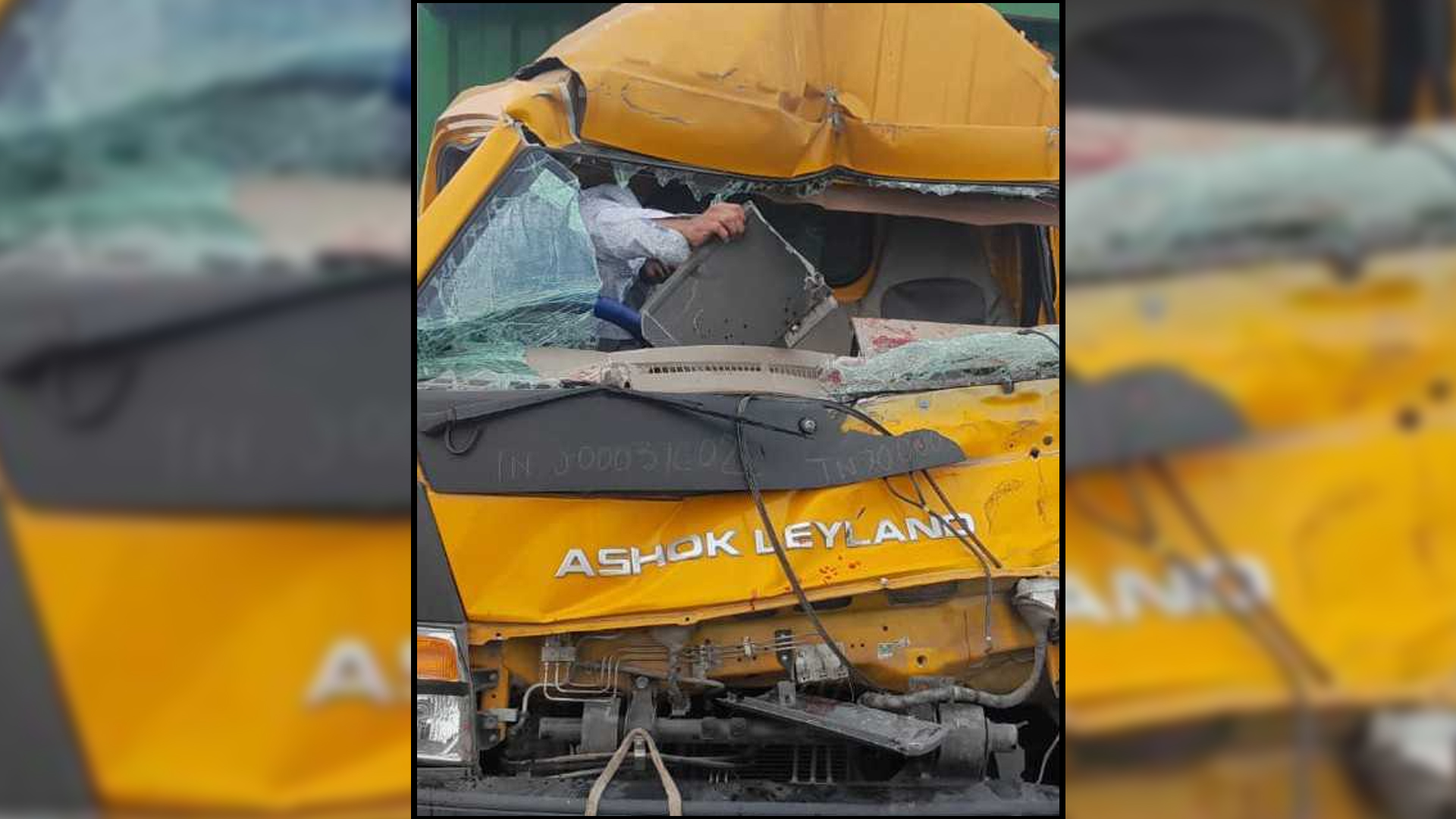 পদ্মা সেতুতে নিয়ন্ত্রণ হারিয়ে কাভার্ড ভ্যান দুর্ঘটনা, আহত ২