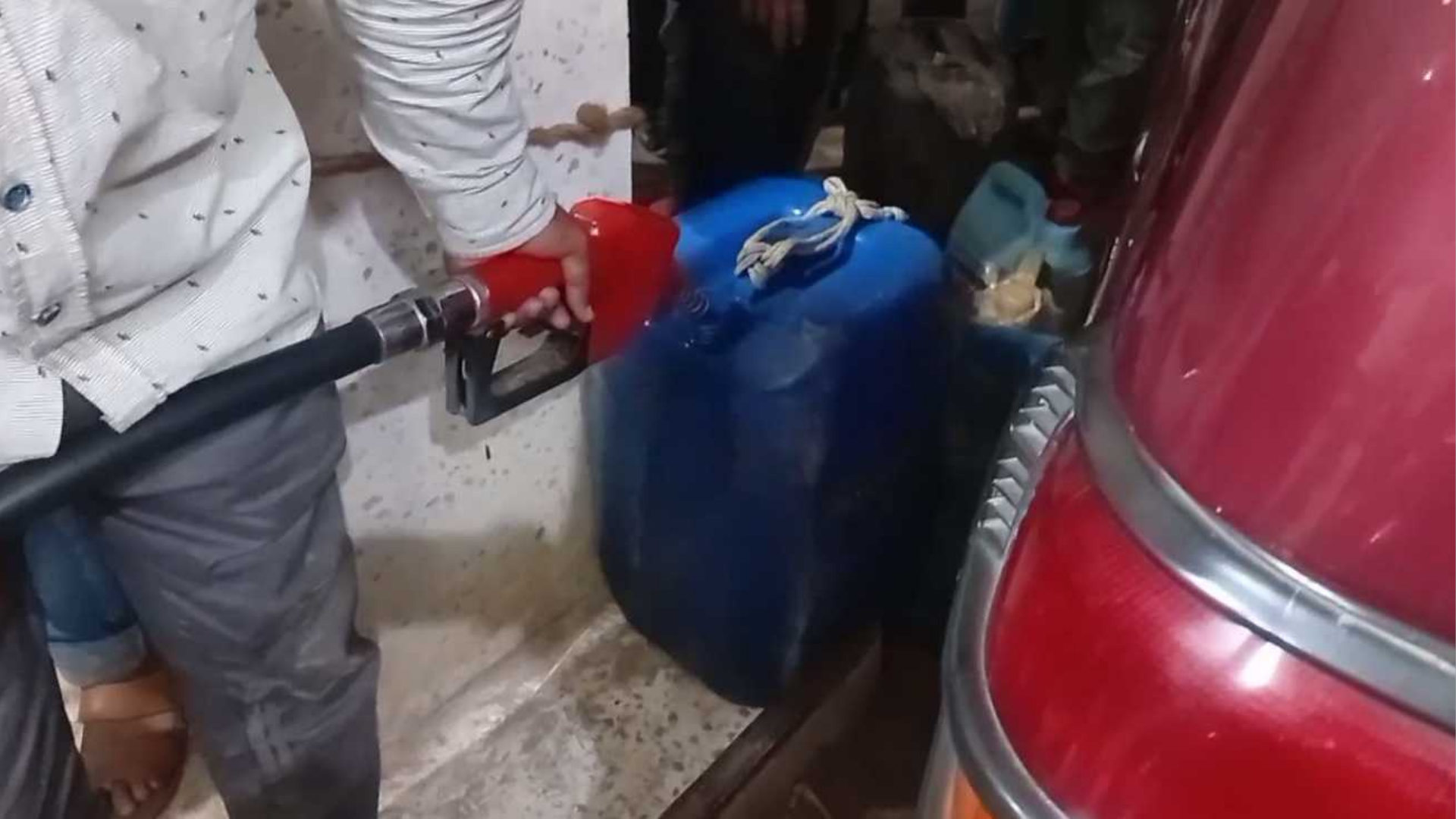 জনগণকে লাইনে রেখে অতিরিক্ত জ্বালানি তেল নিলেন গাইবান্ধা সদর ইউএনও!