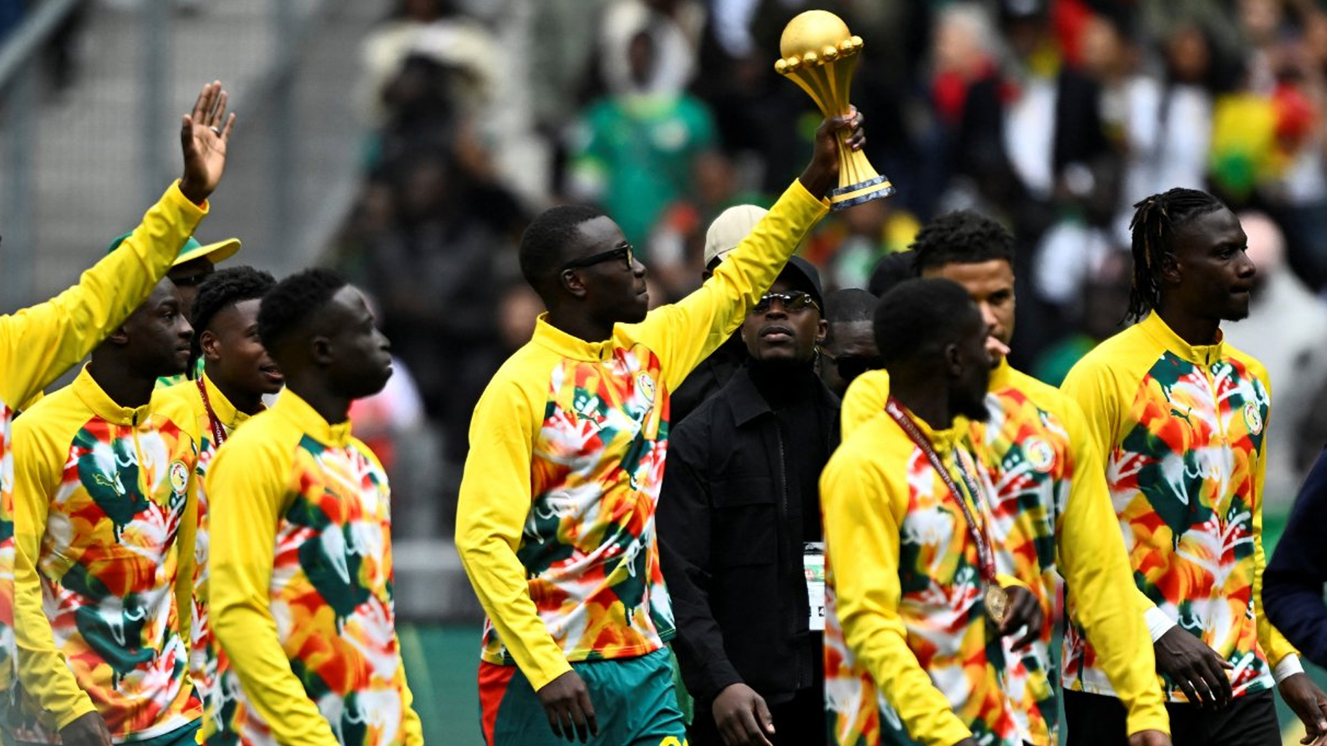 শিরোপা বাতিলের পরও থামেনি সেনেগাল, ফ্রান্সে ট্রফি প্রদর্শন