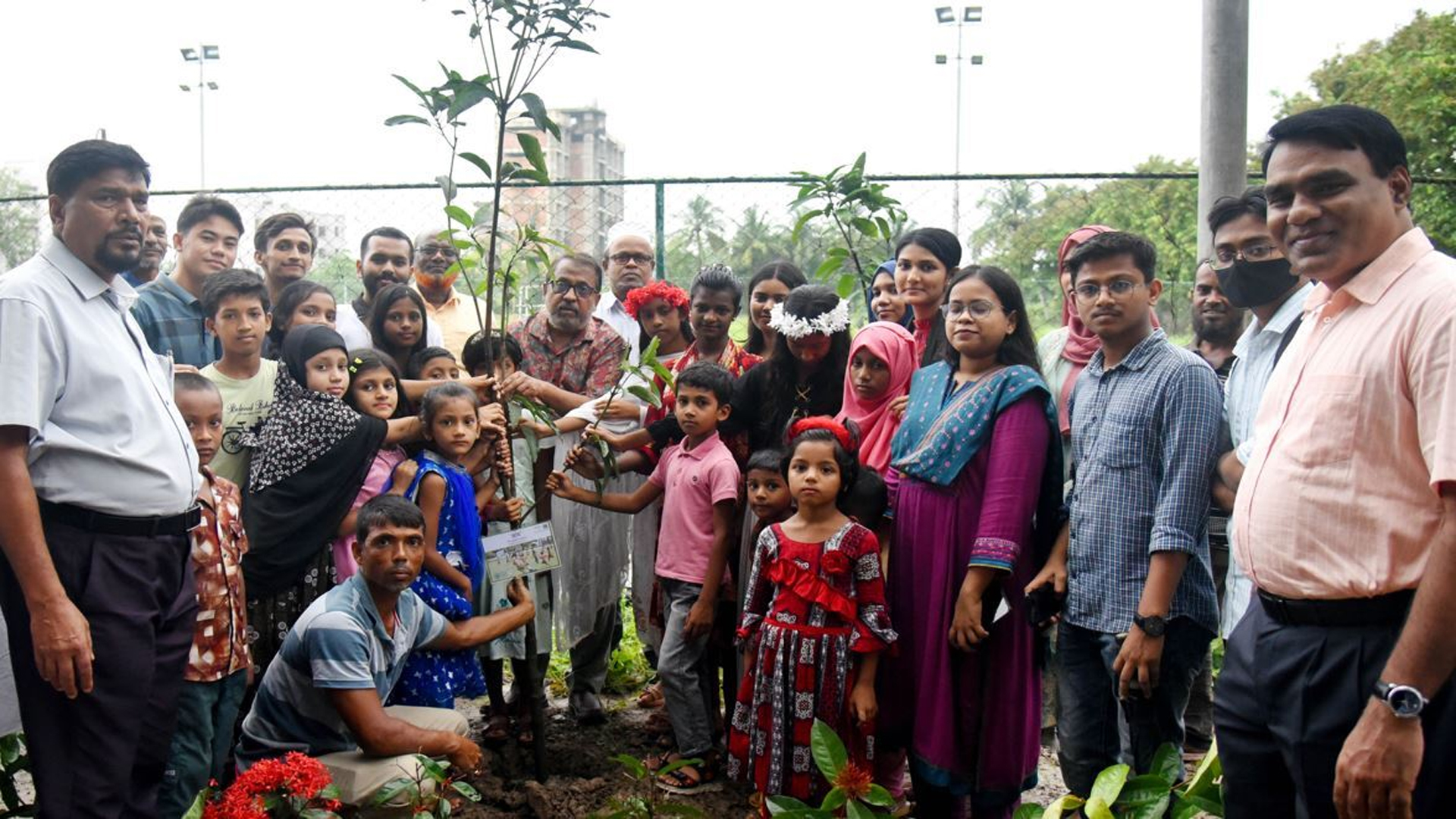 খুবিতে ছায়াবৃত্ত ও ওয়াইআইএস’র উদ্যোগে বৃক্ষরোপণ