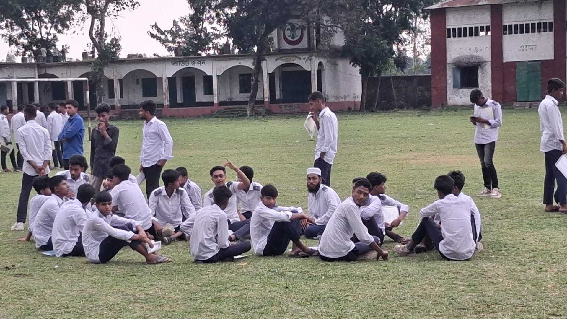 বগুড়ায় ভুল সেটে এসএসসি পরীক্ষা, কেন্দ্রসচিবকে অব্যাহতি