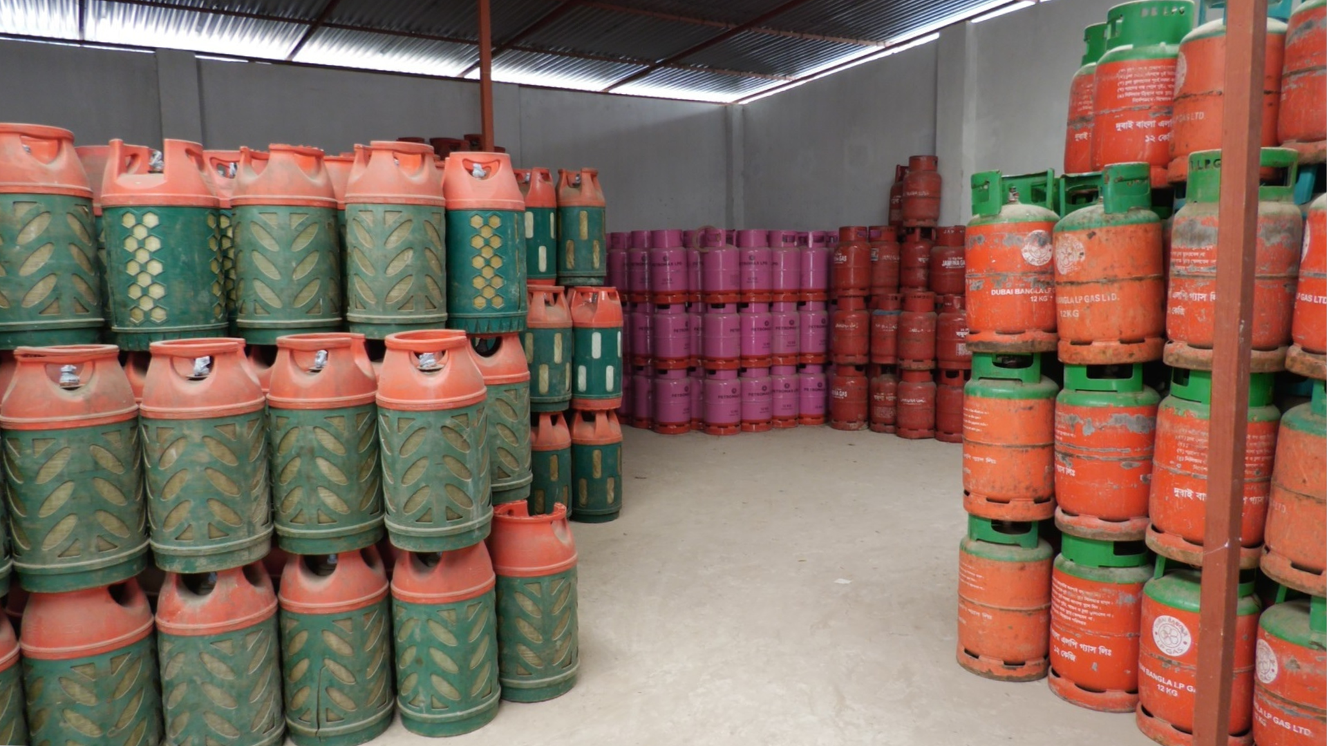 কৃত্রিম সংকট দেখিয়ে মাদারীপুরে বাড়তি দামে বিক্রি হচ্ছে গ্যাস সিলিন্ডার