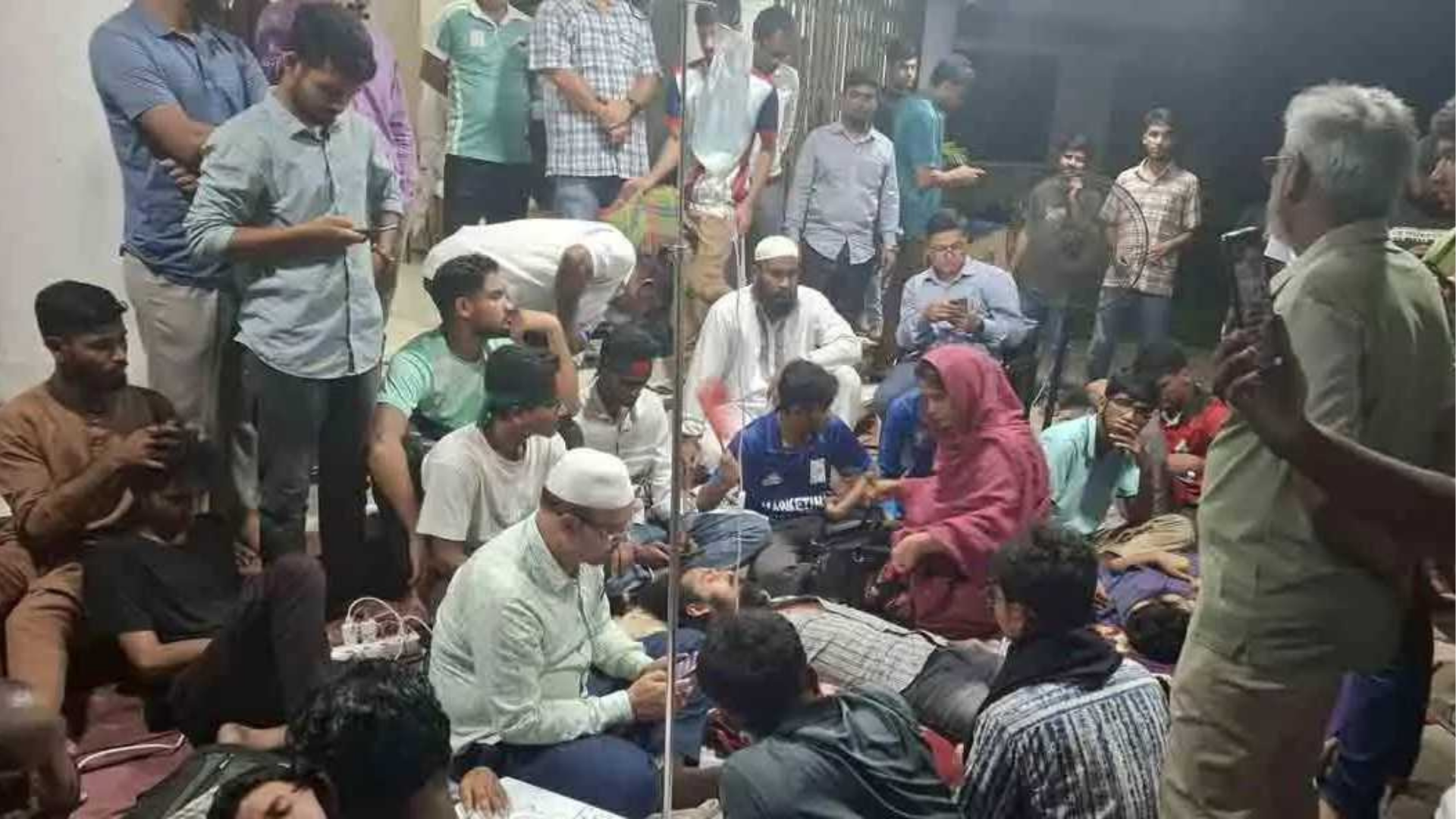 বেরোবি শিক্ষার্থীদের আমরণ অনশনে যুক্ত হলেন উপাচার্য ও রেজিস্ট্রার