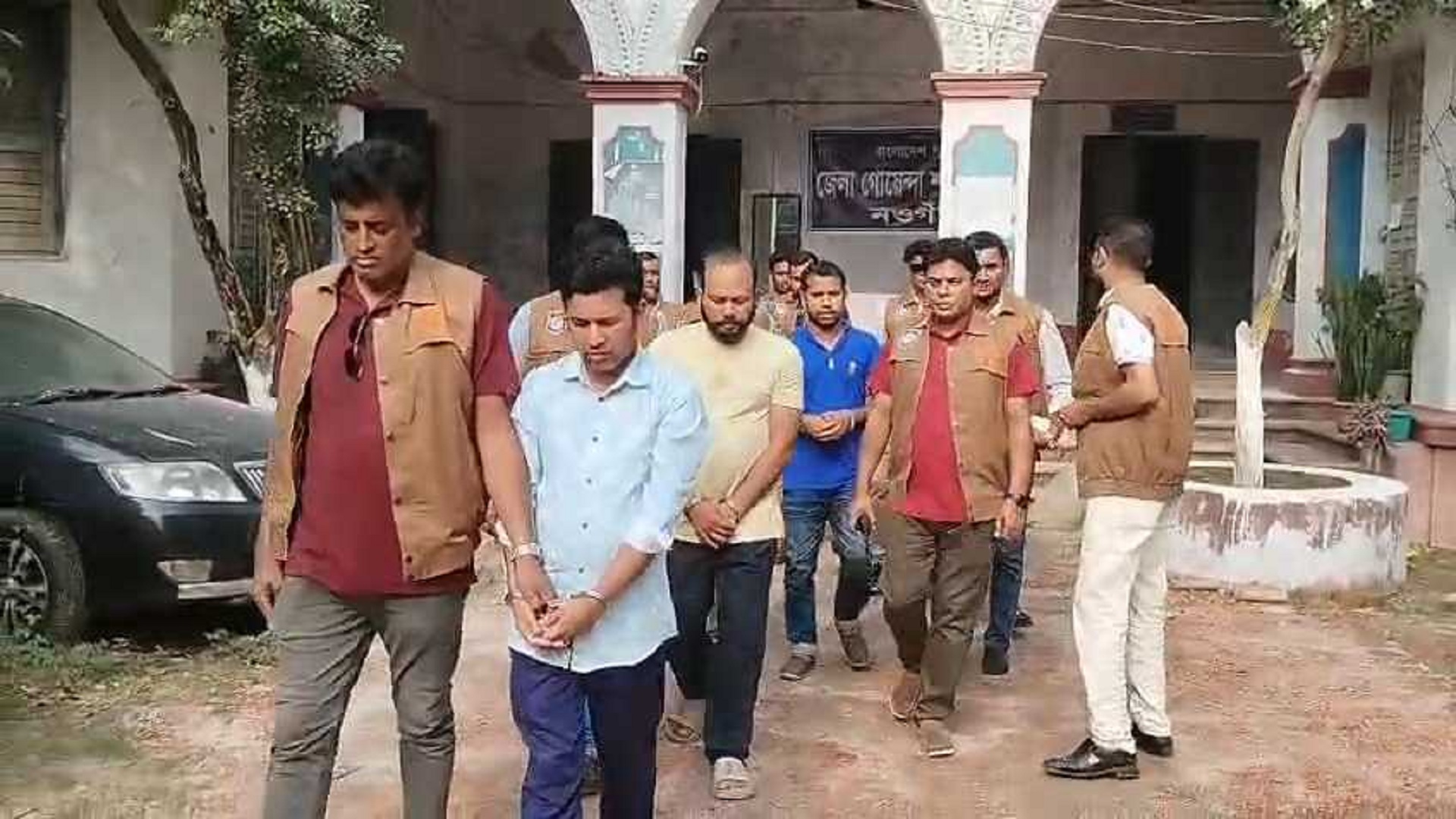 আদালত থেকে মামলার নথি চুরি, পিয়নসহ গ্রেফতার ৪