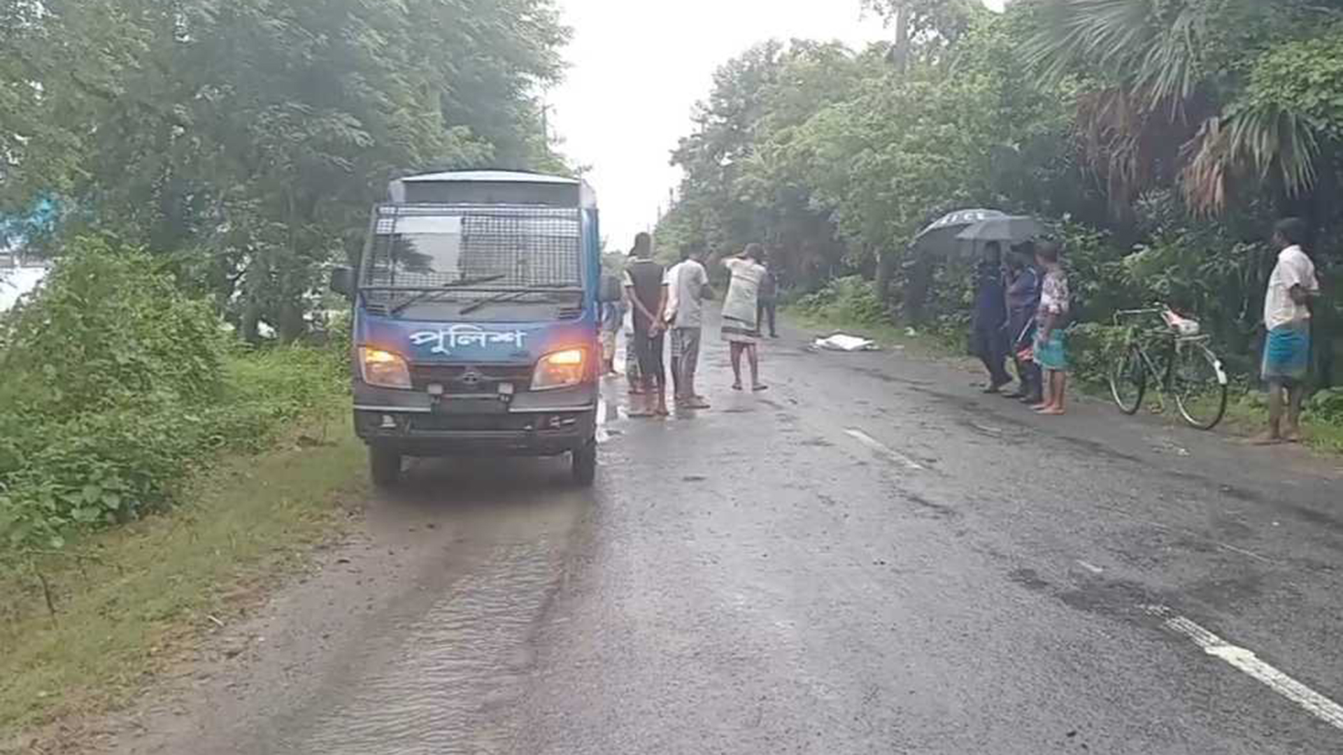 সড়কের গর্তে চাকা ঢুকে উল্টে গেল ভটভটি, চালক নিহত