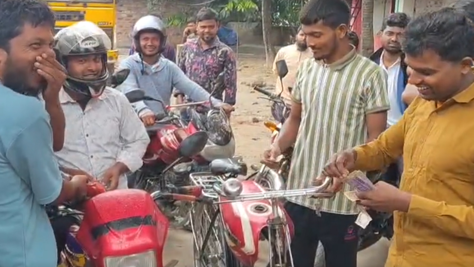 মোটরসাইকেলের ট্যাংক বাইসাইকেলে লাগিয়ে পাম্পে এসে তেল নিলেন যুবক!