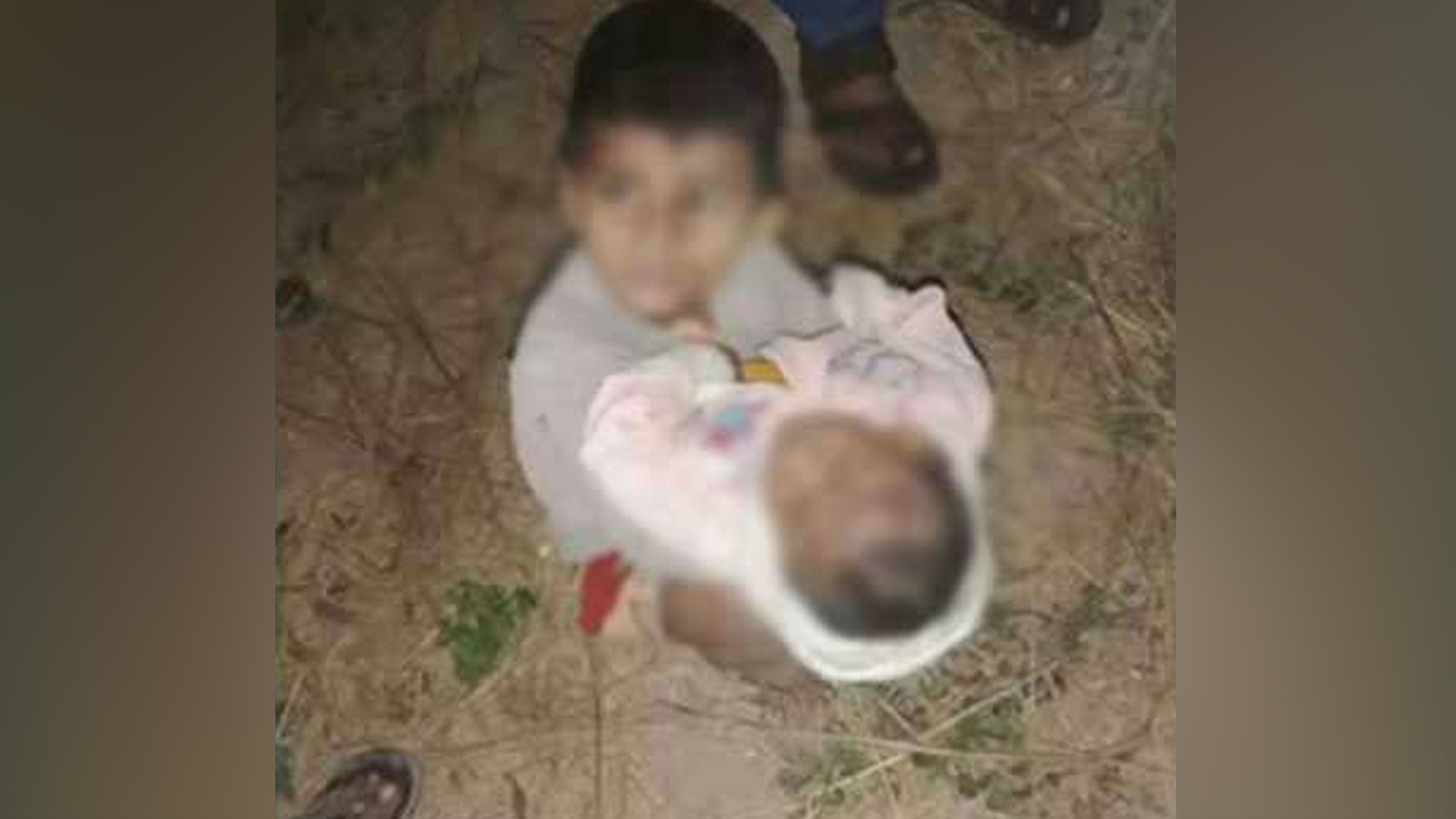 কনকনে শীতে সড়কে ফেলে যাওয়া সেই ২ শিশুর একজনের মৃত্যু