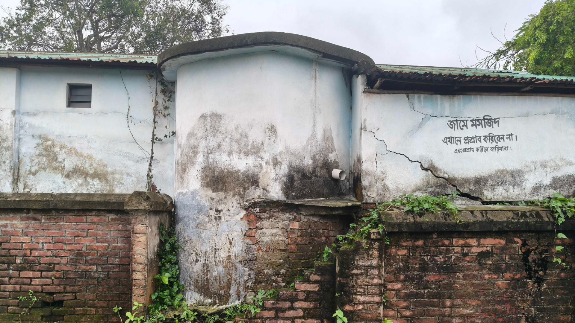 ধসে পড়া ঝুঁকিতে লালমনিরহাট পাওয়ার হাউজ জামে মসজিদ
