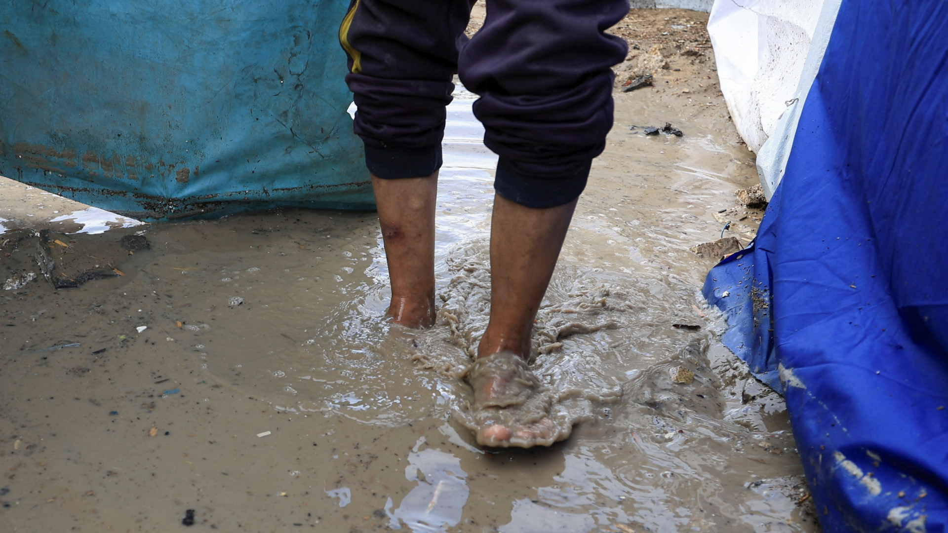 শীতকালীন বৃষ্টিতে বাস্তুচ্যুত গাজাবাসীর দুর্ভোগ চরমে