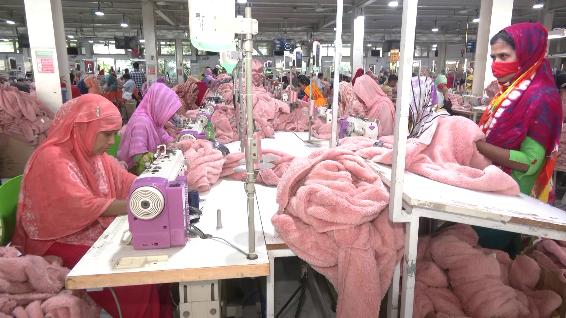 অপ্রচলিত বাজারে কমছে দেশের পোশাক রফতানি, নেপথ্যে কী?