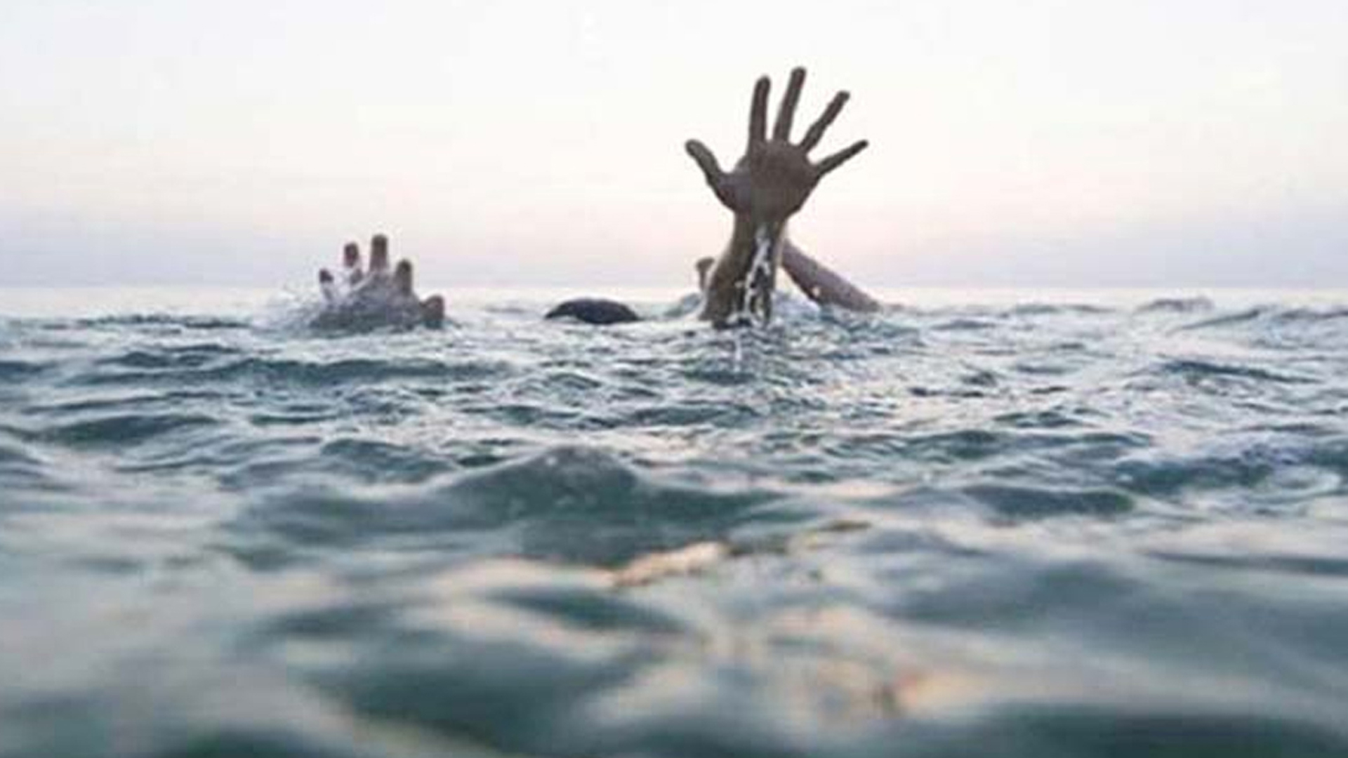 নদীর পাড়ে নৌকায় খেলছিল শিশুরা, হঠাৎ ডুবে ৩ জনের মৃত্যু, একজন নিখোঁজ