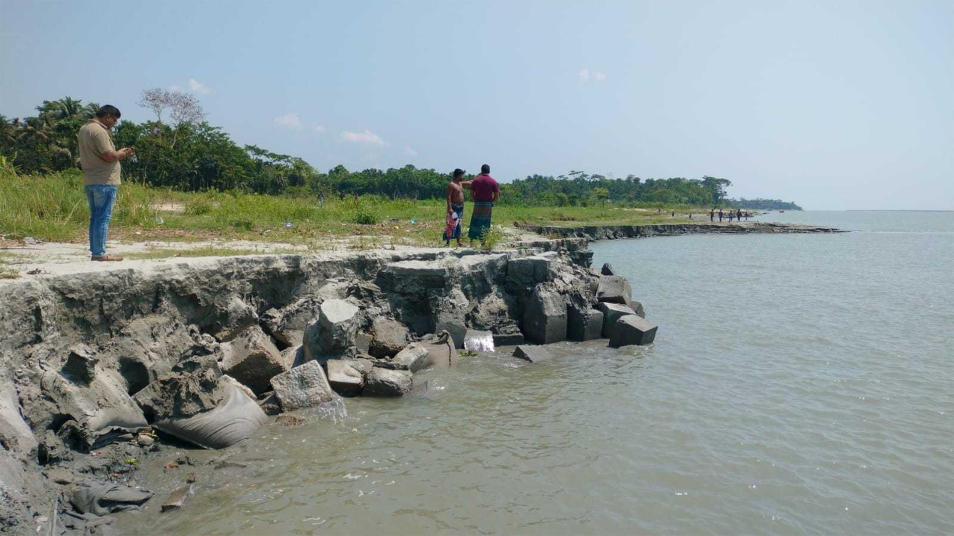 হাইমচরে খেলার মাঠ ও নদী রক্ষা বাঁধ গিলে খাচ্ছে অবৈধ ড্রেজার