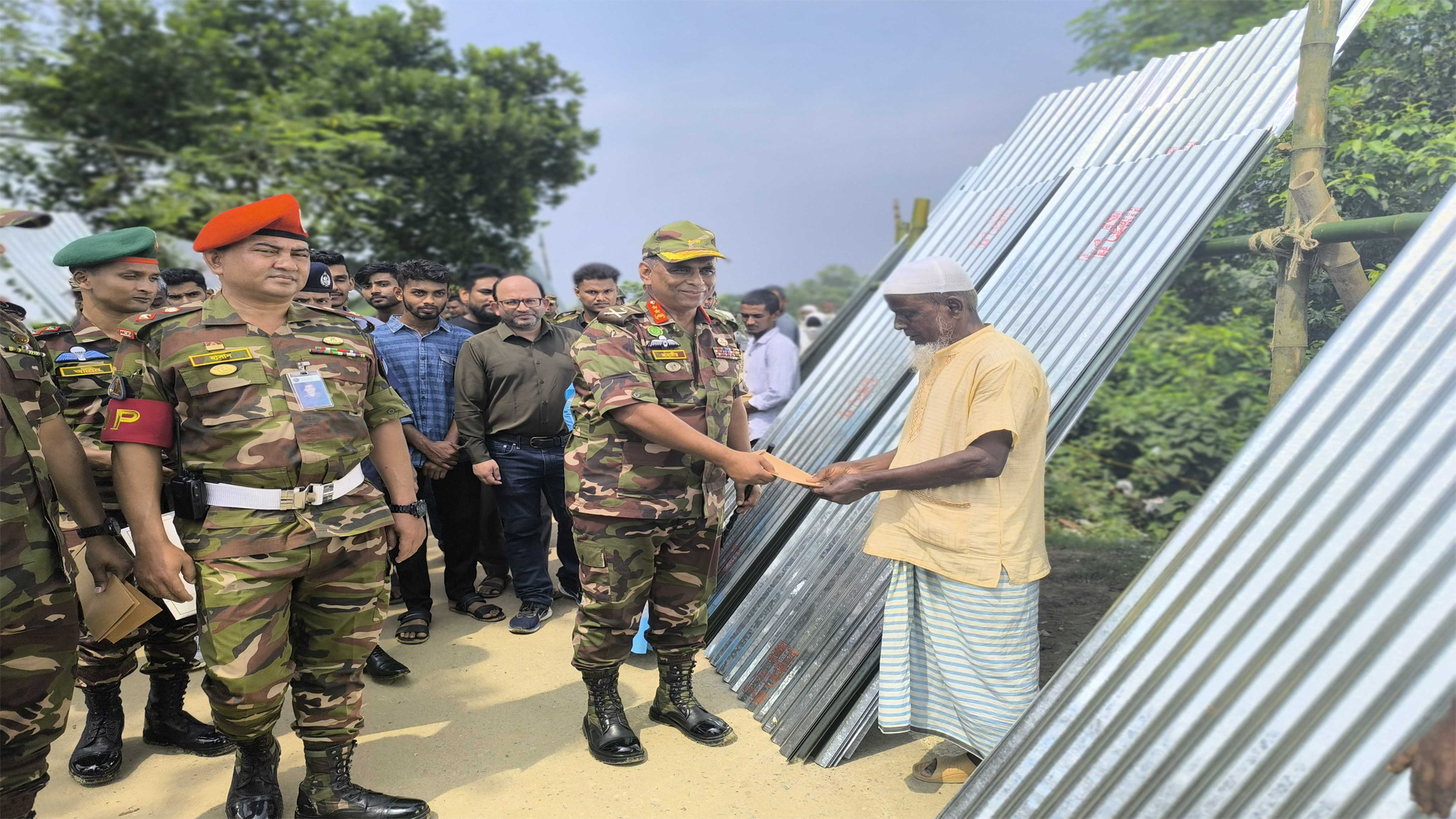 কুমিল্লায় বন্যাদুর্গতদের মাঝে টিন ও নগদ অর্থ বিতরণ করল সেনাবাহিনী