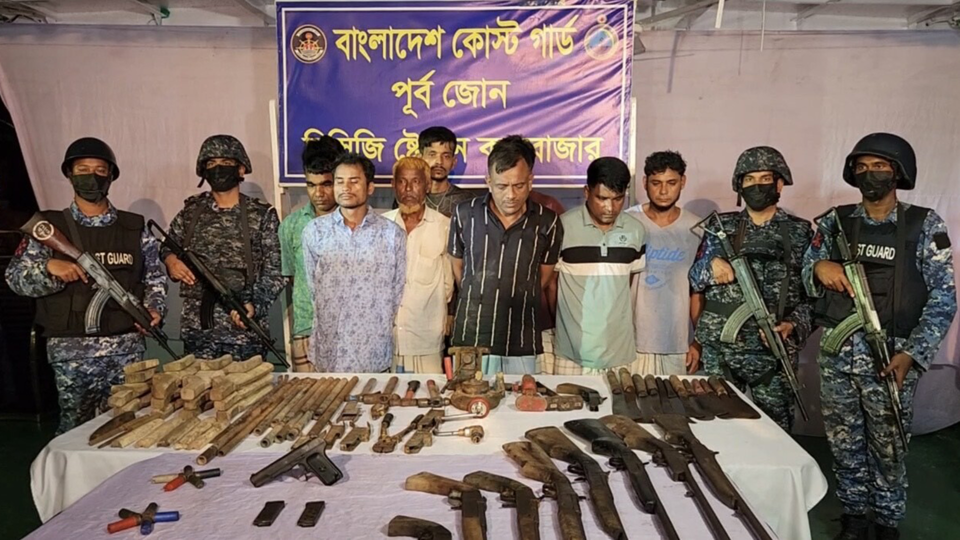 কক্সবাজারে বিপুল পরিমাণ অস্ত্র ও গোলাবারুদসহ আটক ৯