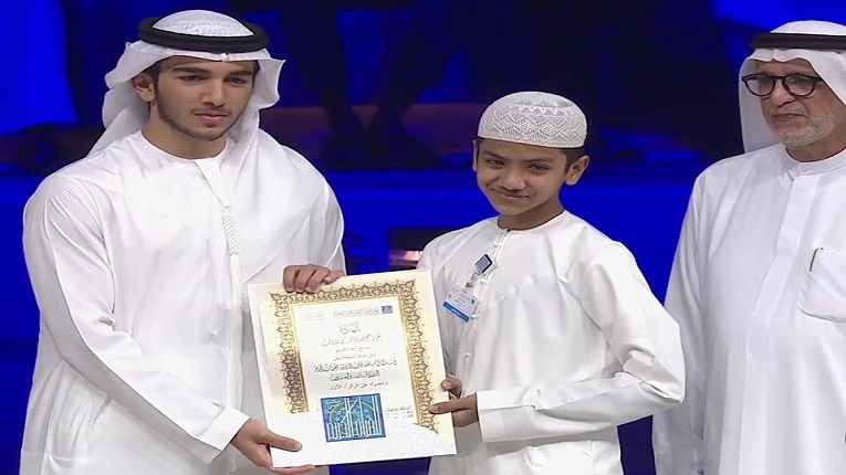 সনদ হাতে হাফেজ সালেহ আহমাদ তাকরীম। ছবি: ভিডিও থেকে