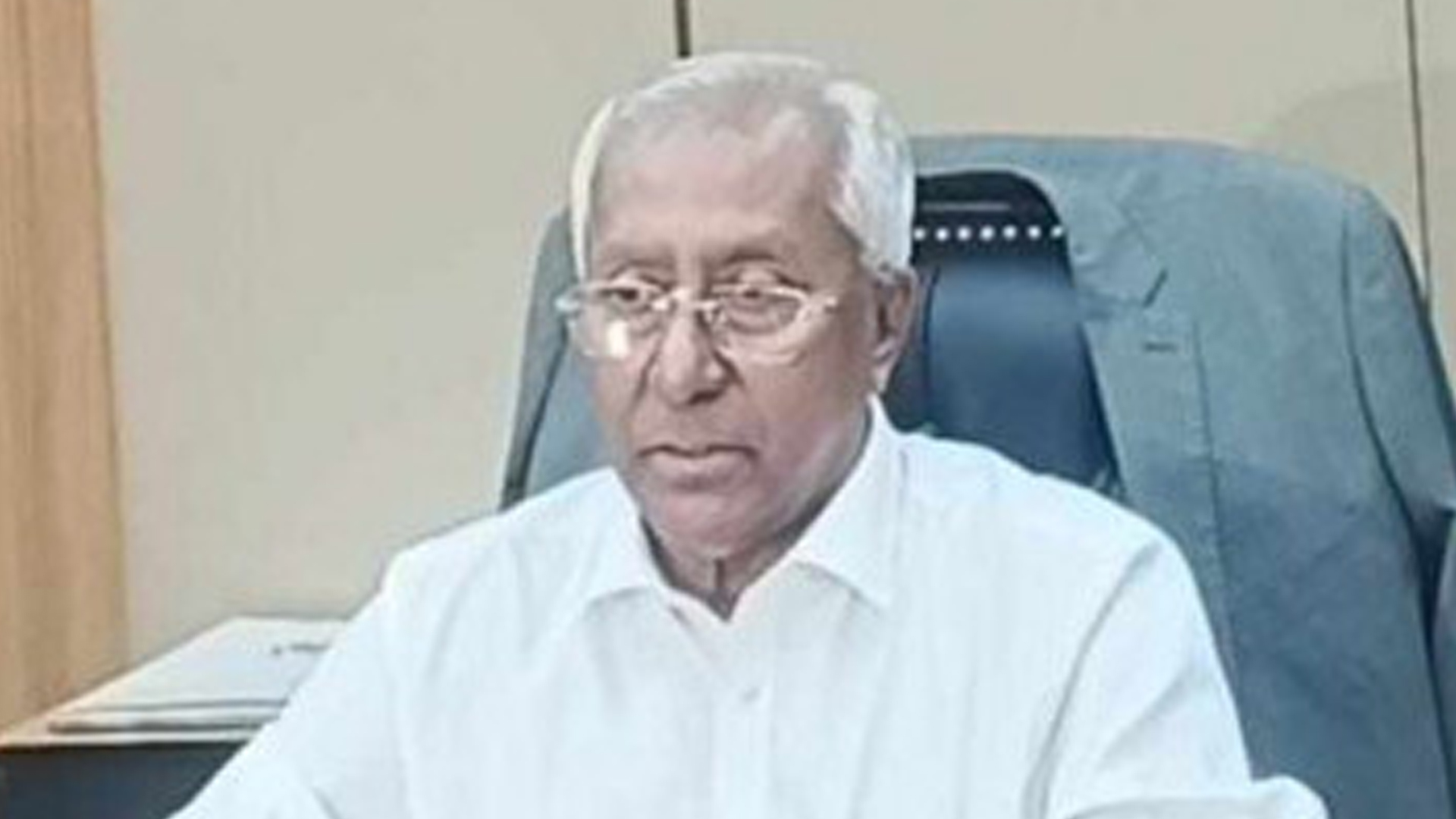 Qanday qilib u bu porno videodan omon qoldi? Ikki ayol va bir erkak shaxsiy video yozuvlar