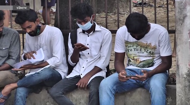 মোবাইল-গেজেটে আসক্ত দেশের ৬৭ ভাগ শিক্ষার্থী: গবেষণা