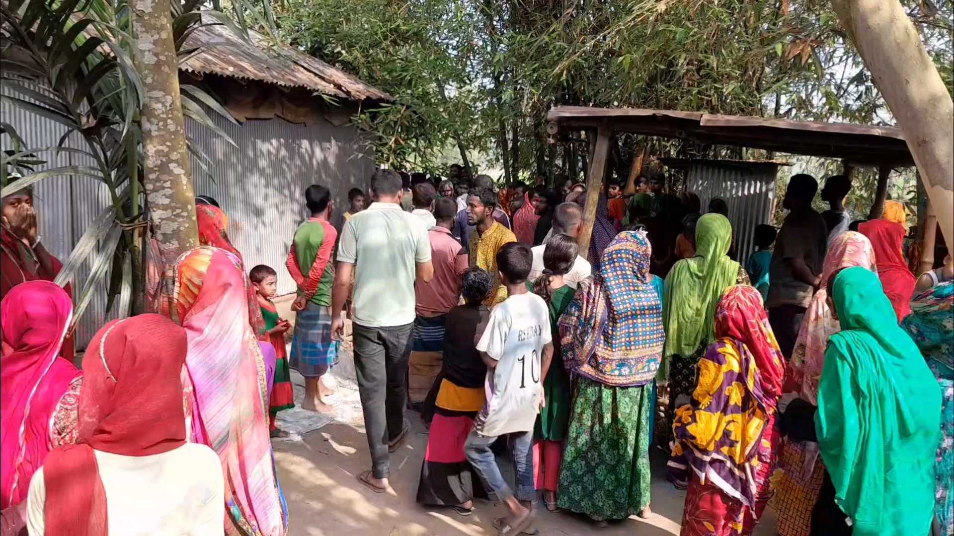 গোবিন্দগঞ্জে গৃহবধূর ঝুলন্ত মরদেহ, স্বামী আটক