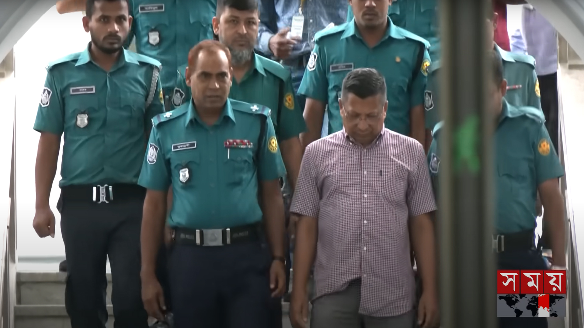 ট্রাইব্যুনালে আনা হলো রাজসাক্ষী সাবেক আইজিপি মামুনকে