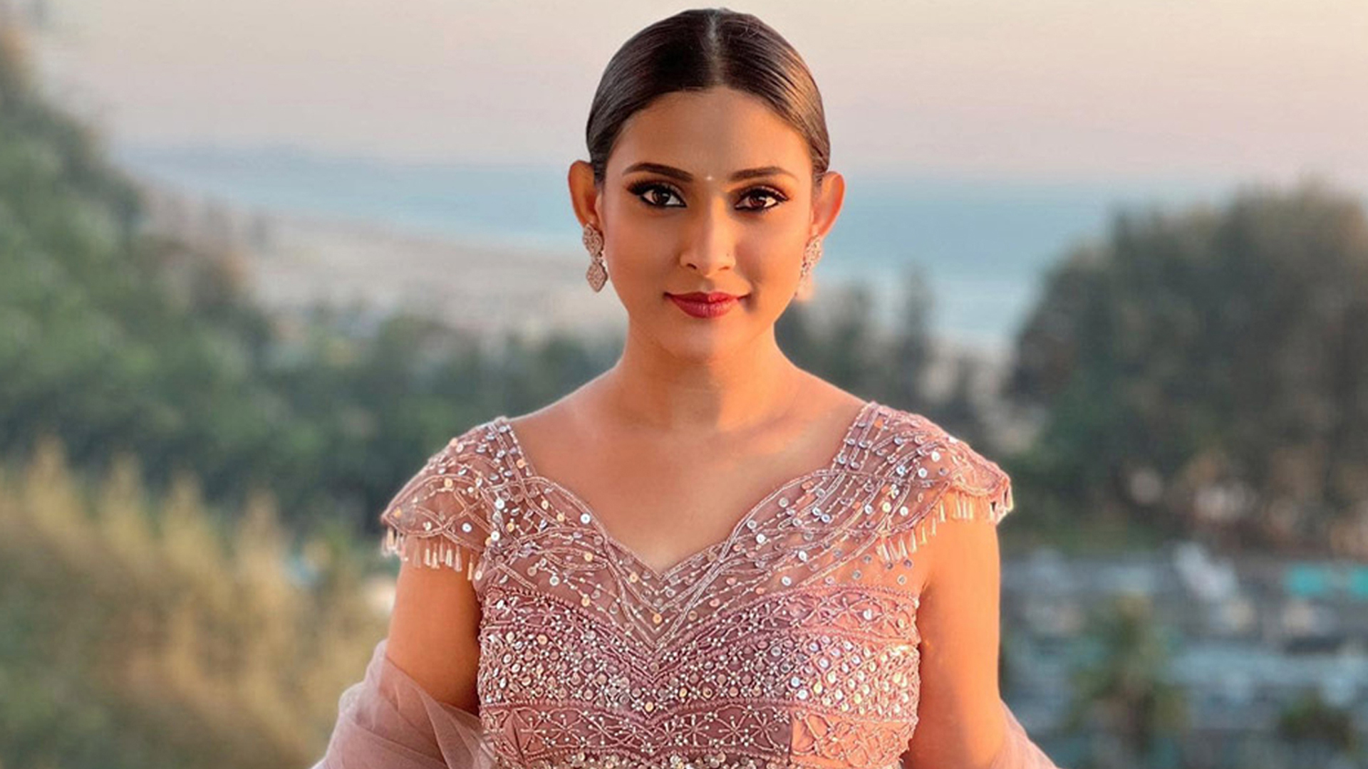 অভিনেত্রী মেহজাবীনকে মুচলেকা নিয়ে মামলা থেকে অব্যাহতি