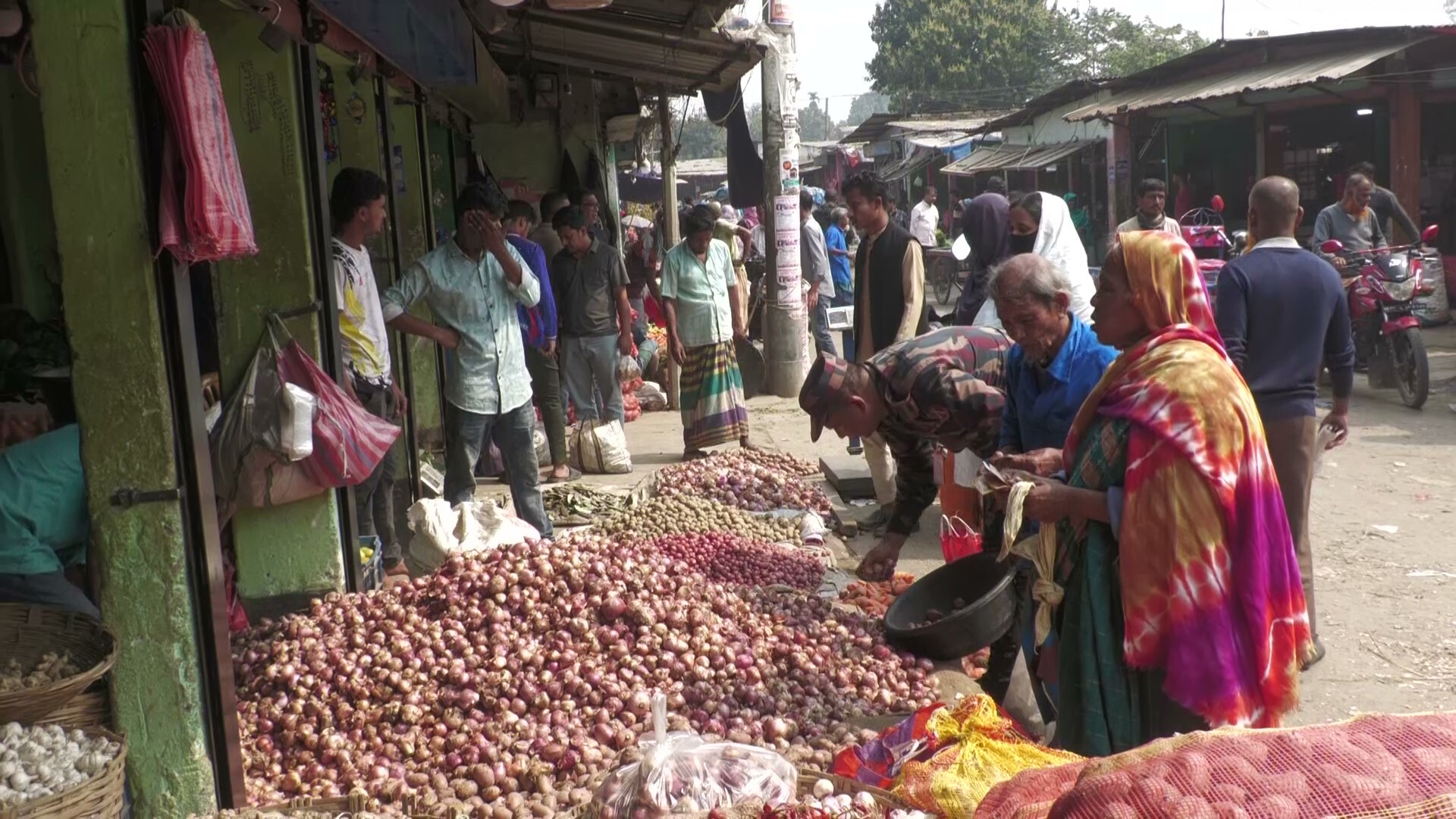 রমজানকে ঘিরে পঞ্চগড়ে ভোগ্যপণ্যের বাজার ঊর্ধ্বমুখী, তদারকি না থাকার অভিযোগ