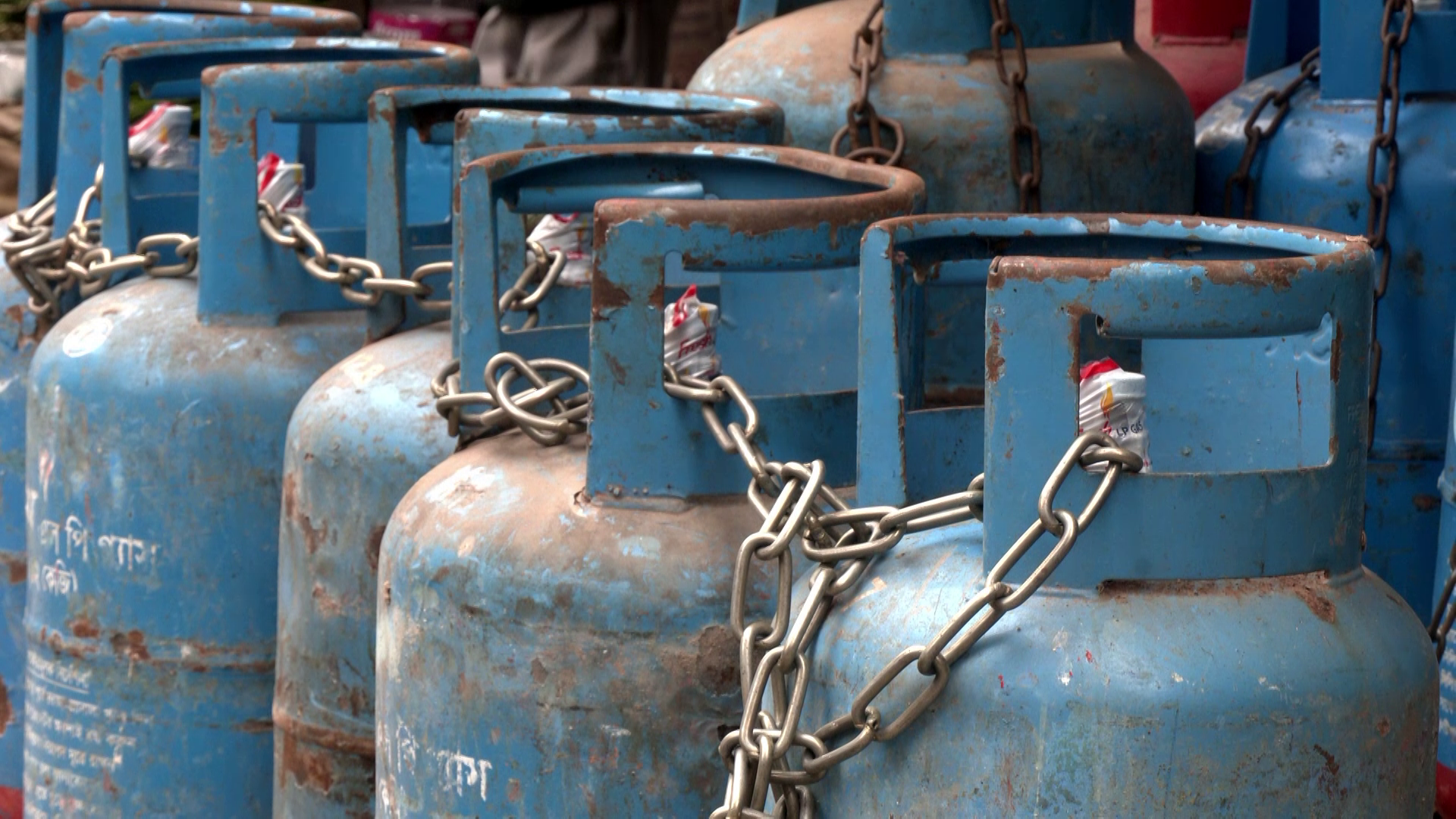 খুচরায় অতিরিক্ত দামে এলপিজি বিক্রি, ব্যবস্থা নিতে সরকারের প্রতি আহ্বান লোয়াবের